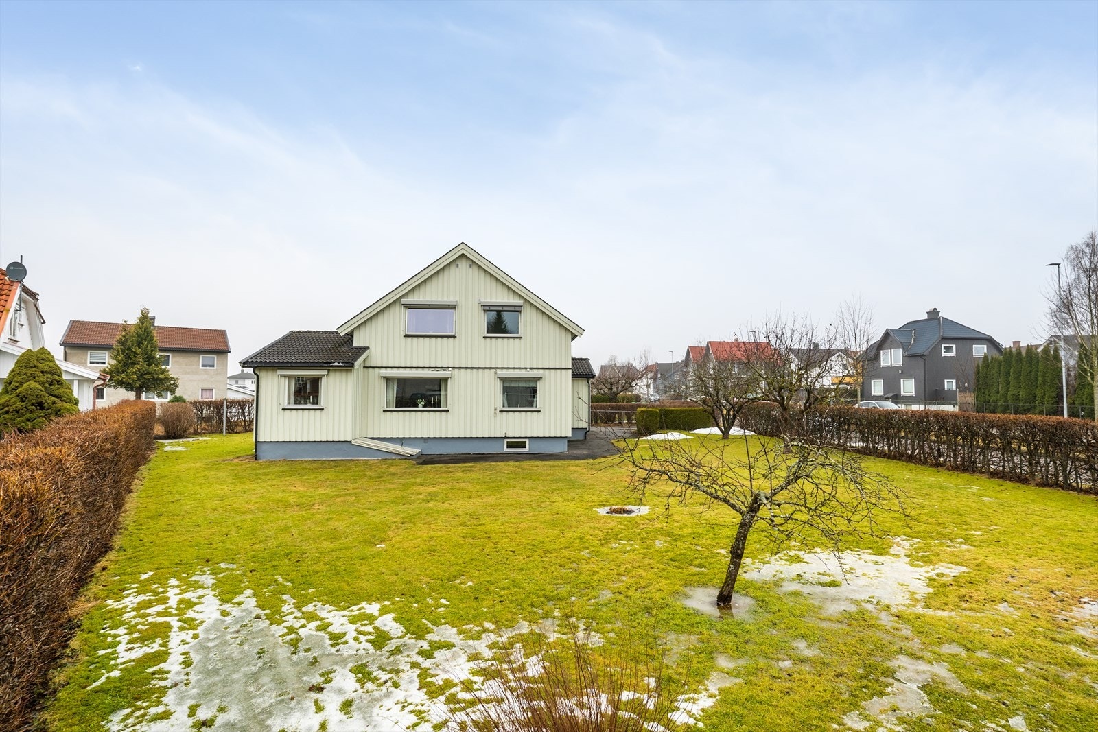 Hagedelen ligger solrikt til mot sydvest og er pent opparbeidet med trær og gressplen. Galleribilde