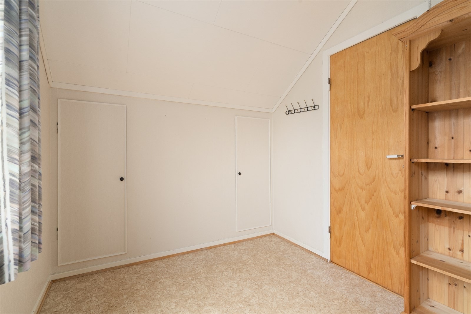 Soverom 2 har innebygget garderobeskap. Galleribilde