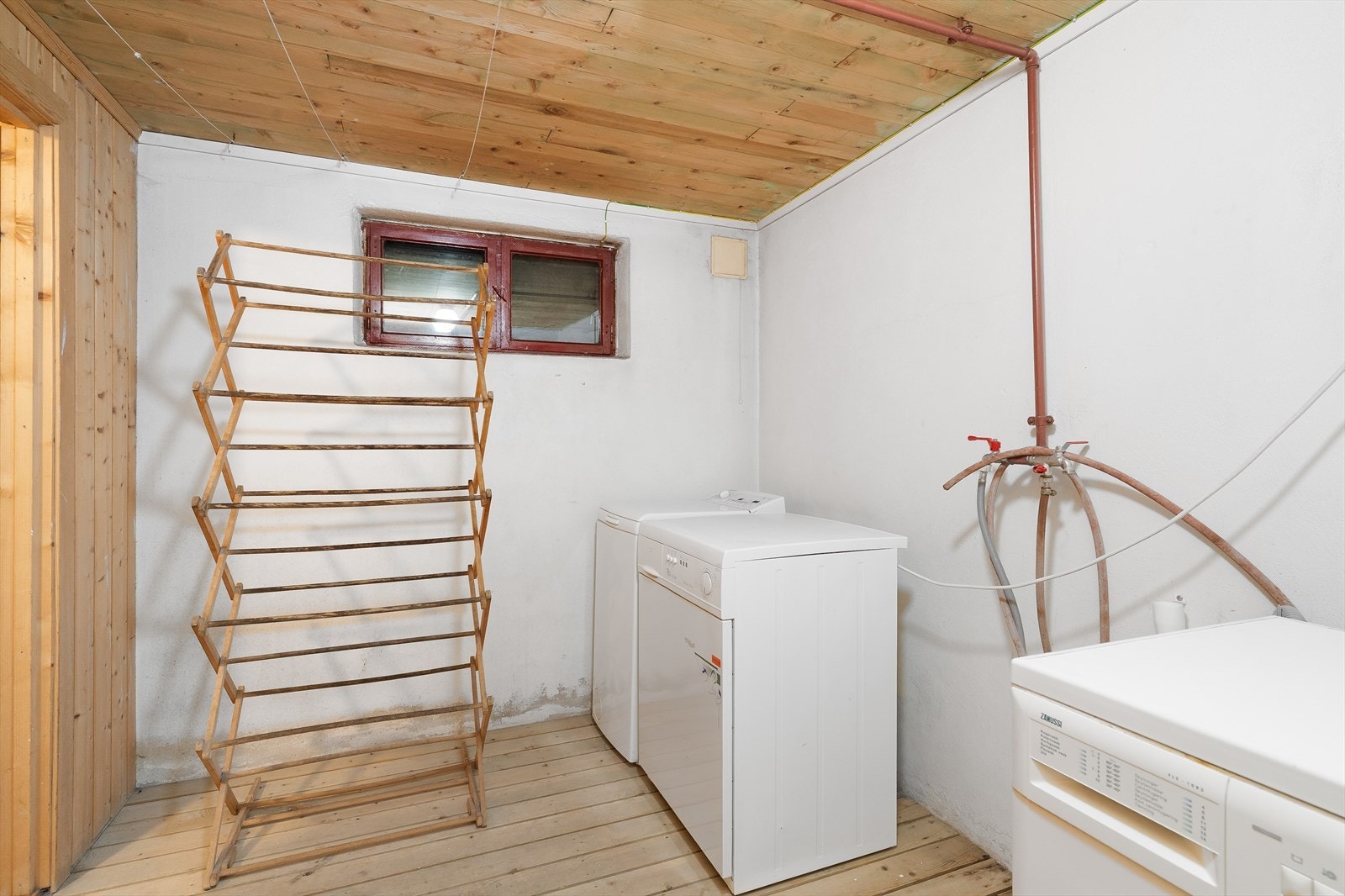 Boligen har eget vaskerom i kjelleren fra byggeår, med opplegg for vaskemaskin og god plass til klestørk. Galleribilde
