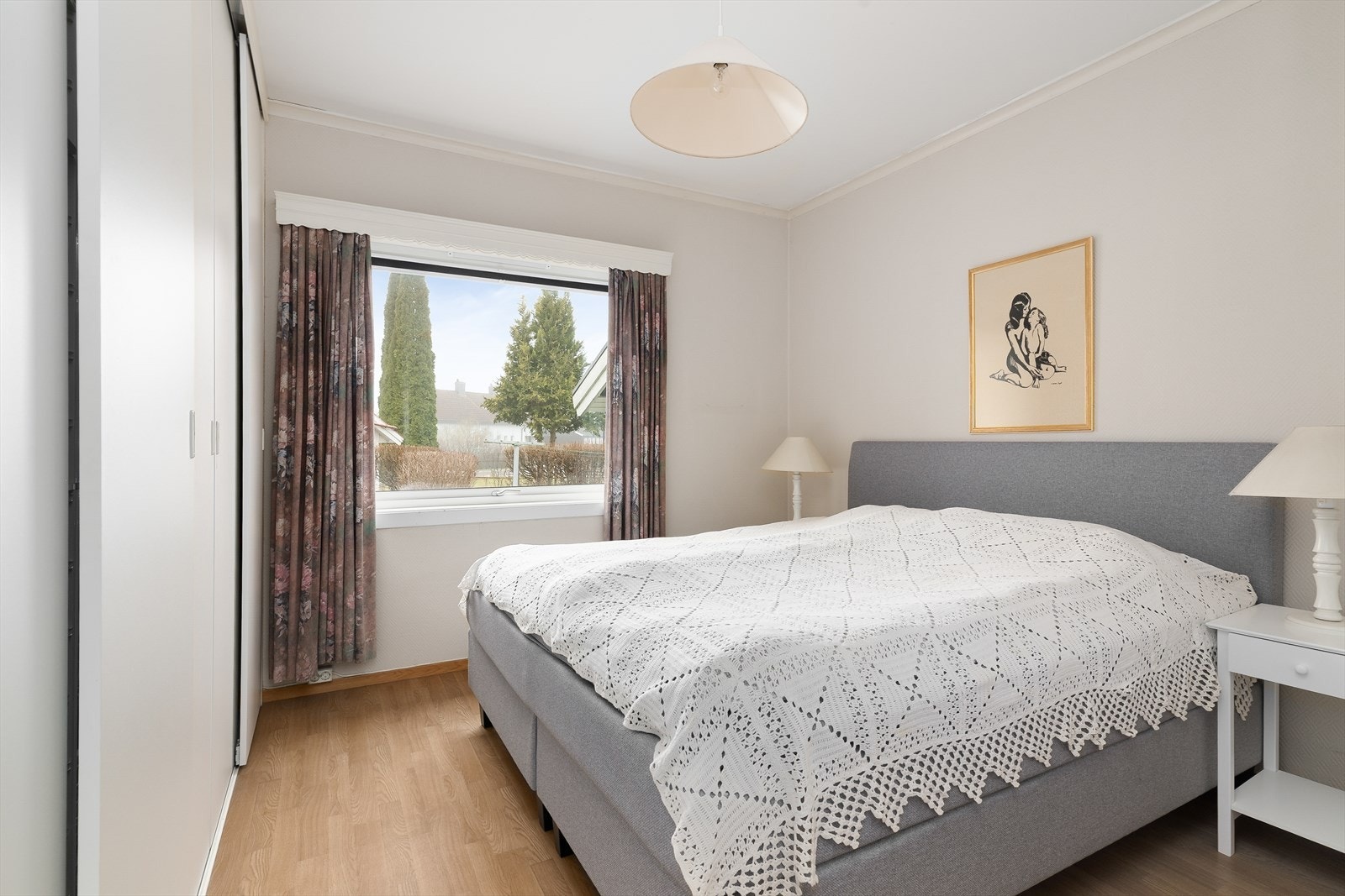 To av boligens tilsammen fire soverom ligger i 1. etasje. Her er det hovedsoverom med god plass til dobbeltseng og nattbord, og det er elektrisk markise over vinduet for solskjerming. Galleribilde