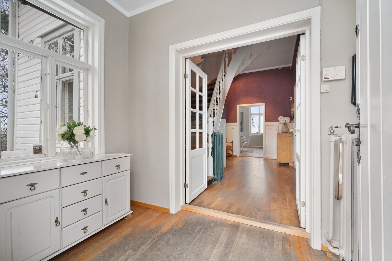 Vindfang som leder videre inn til en romslig entré/hall med garderobe løsning Galleribilde
