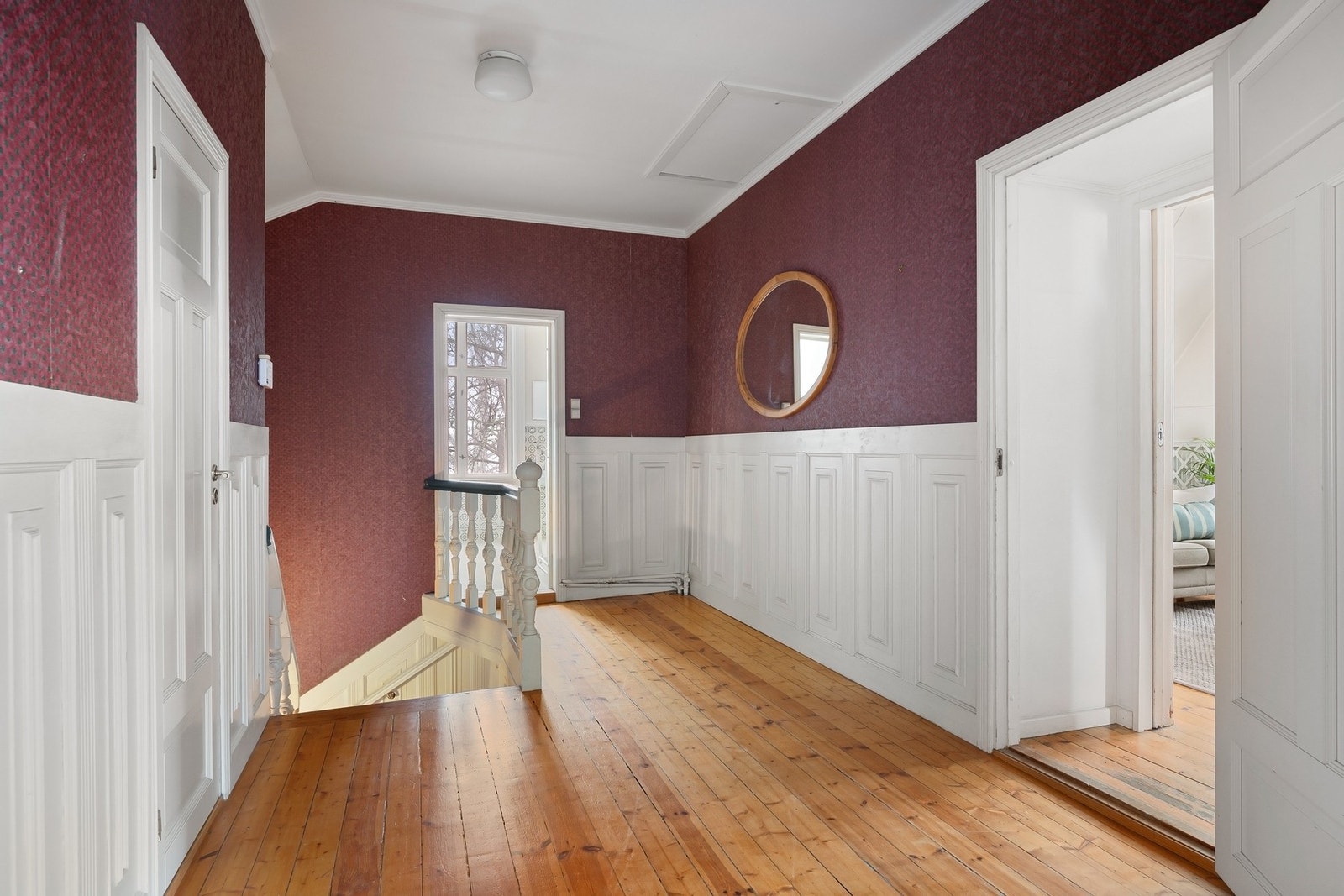 I boligens andre etasje finner man en romslig gang som binder rommene naturlig sammen. Her finner man bl.a. fire soverom, koselig loftsstue, baderom og bodrom. Galleribilde