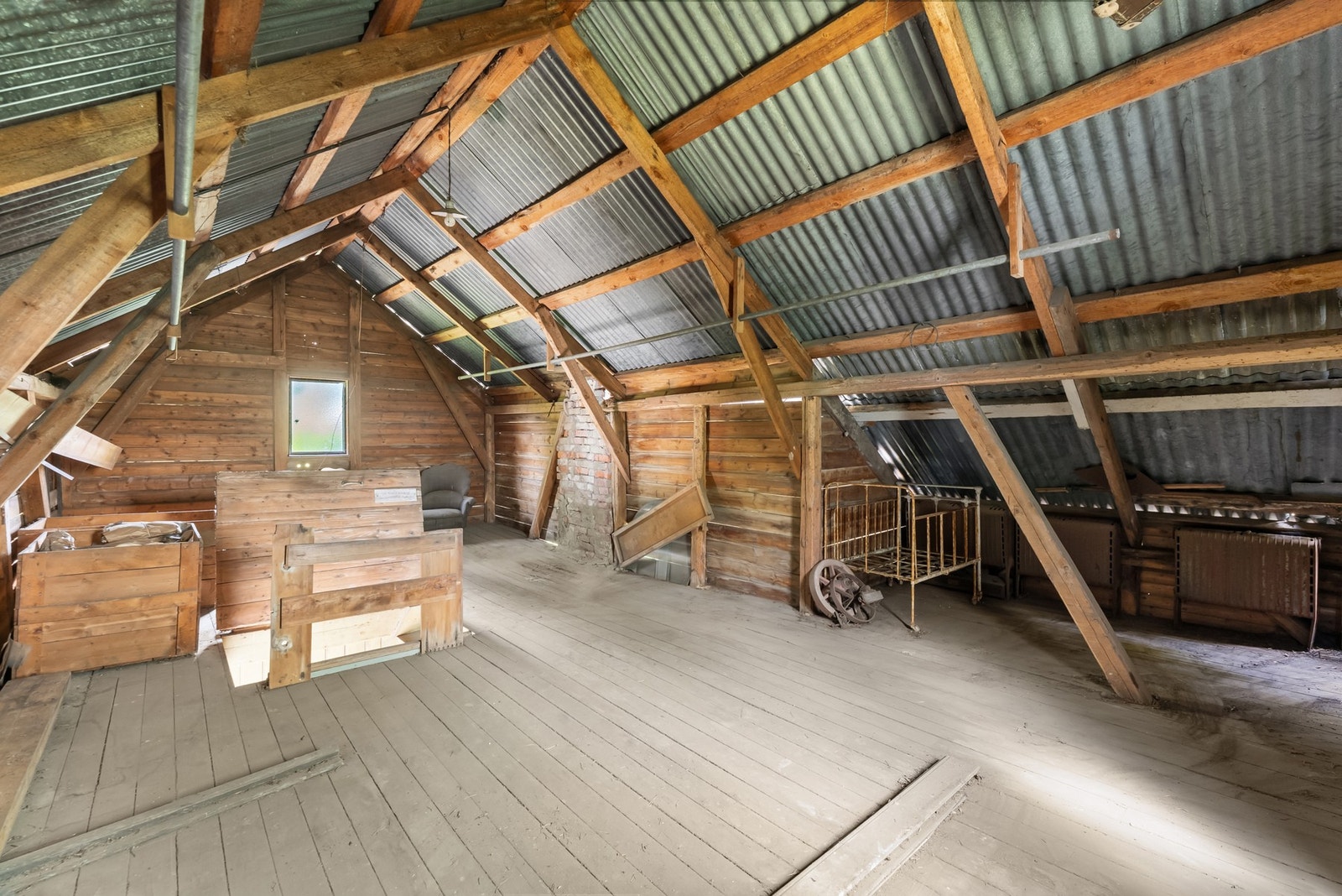 Uthuset har fleksible bruksmuligheter - enten til lagring, verksted, atelier eller fremtidig omdisponering. Galleribilde
