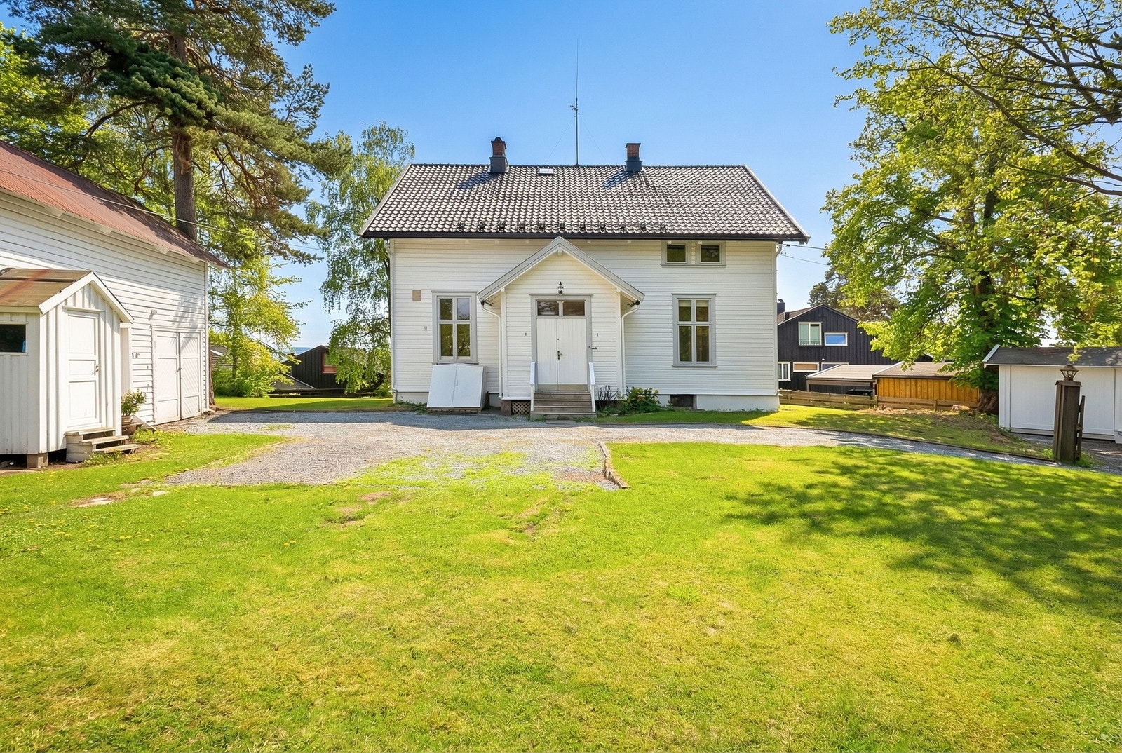 Eiendommen har store og flotte utomhusarealer, opparbeidet med gruset gårdsplass, plenarealer og diverse beplantning. Galleribilde