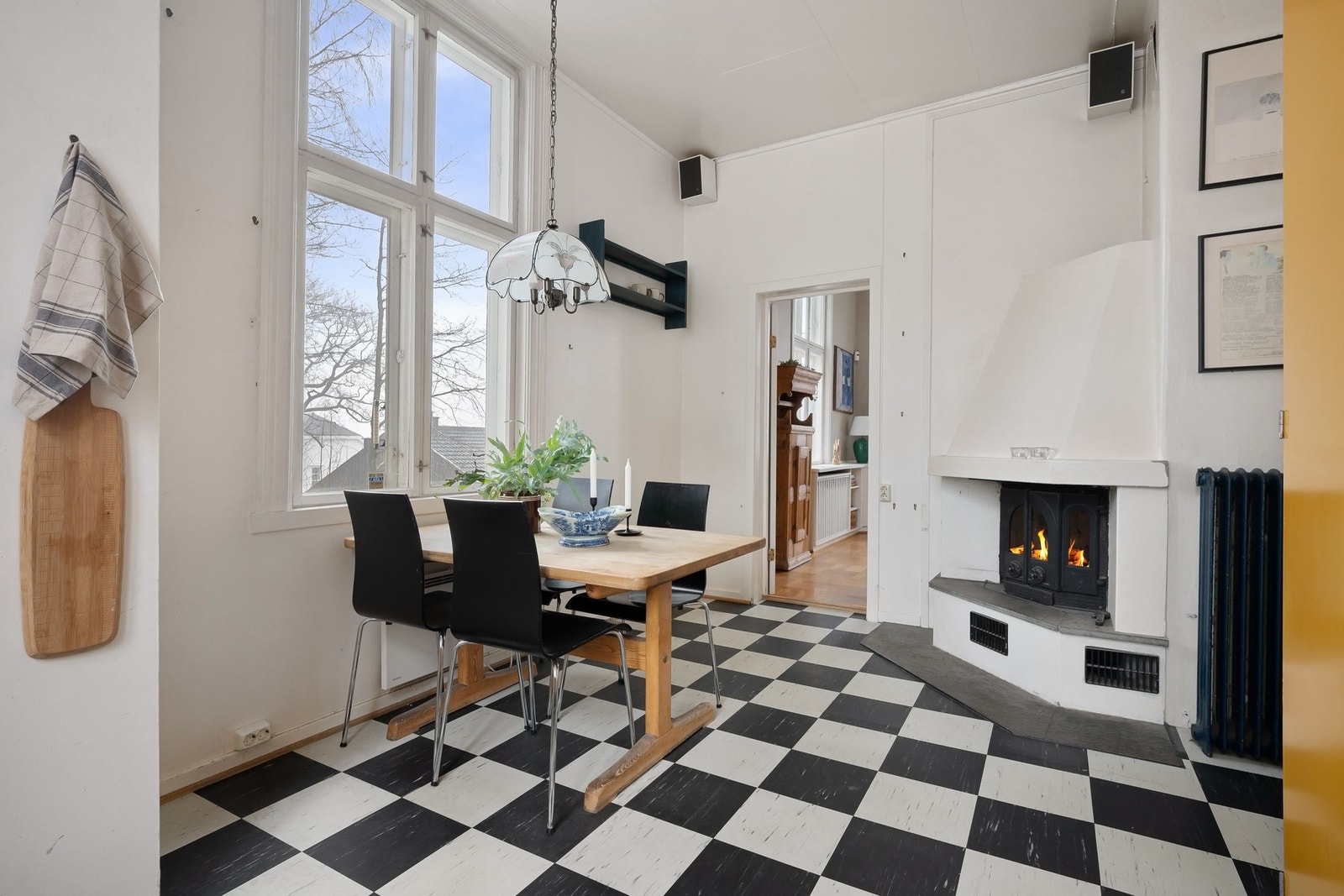 Det er god plass til spisebord, og peisen skaper en ekstra hyggelig atmosfære i rommet. Galleribilde