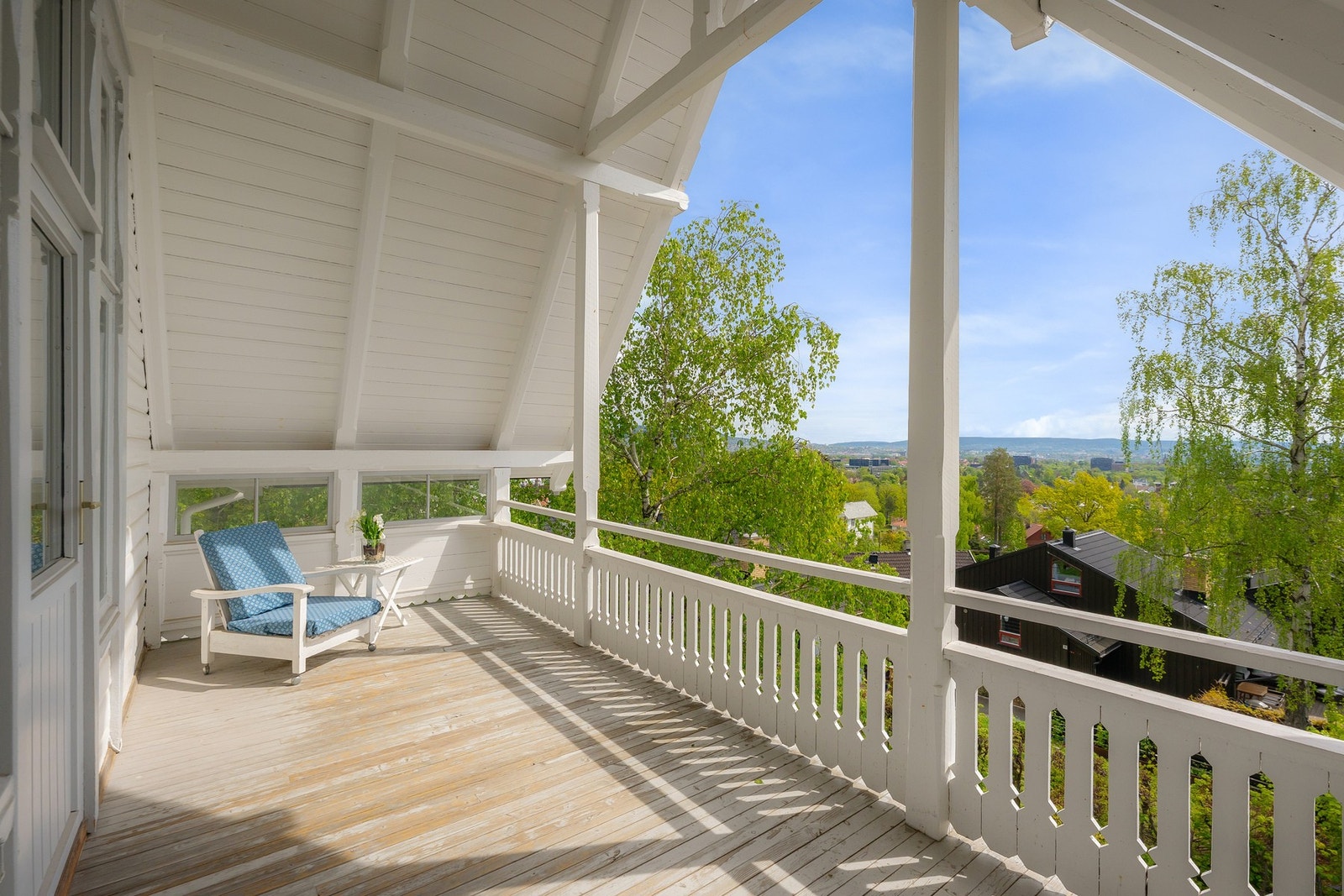 Utgang fra loftstuen til romslig utsikts terrasse på ca 13 kvm Galleribilde