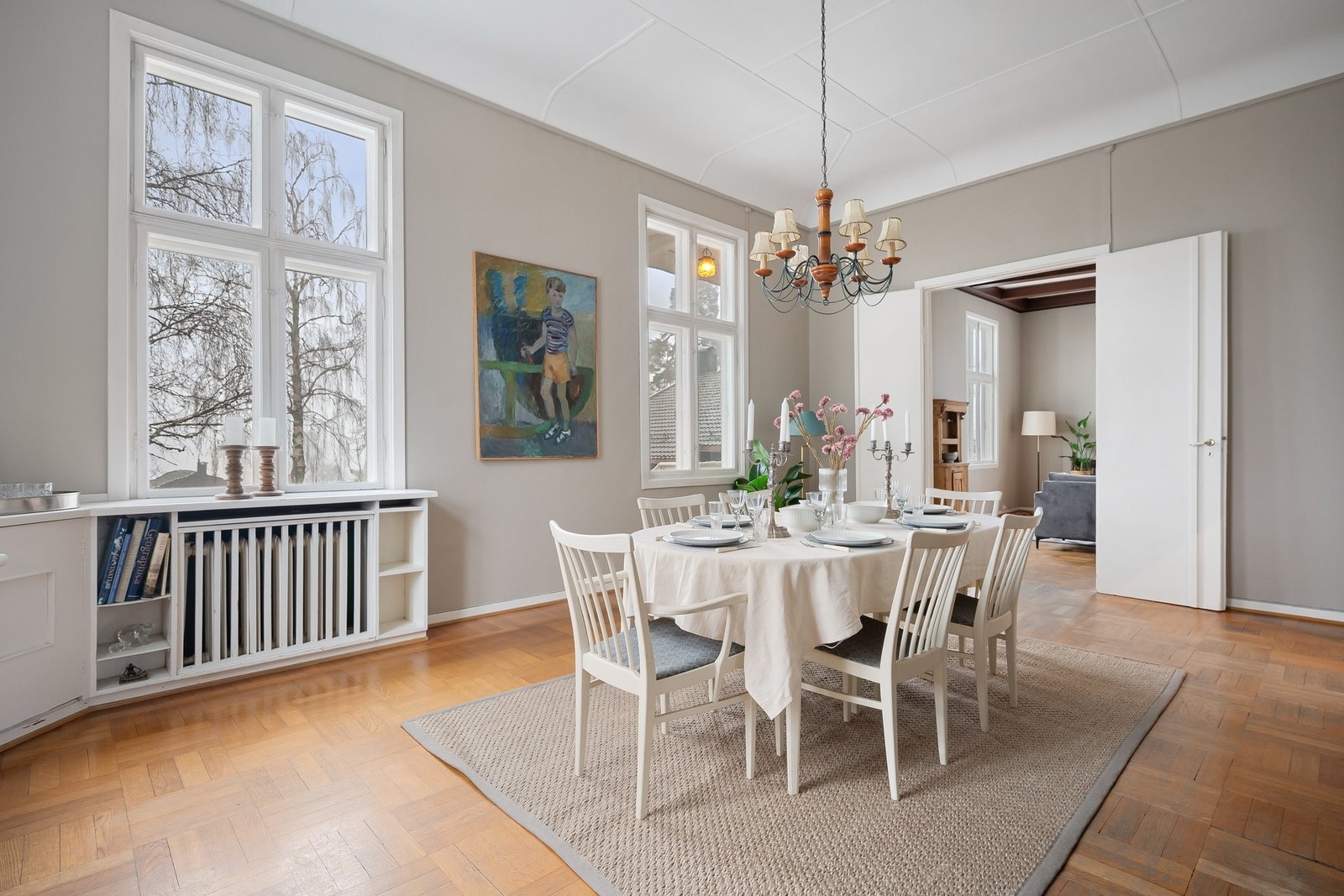 Stor spisestue med god plass til store sammenkomster. Galleribilde