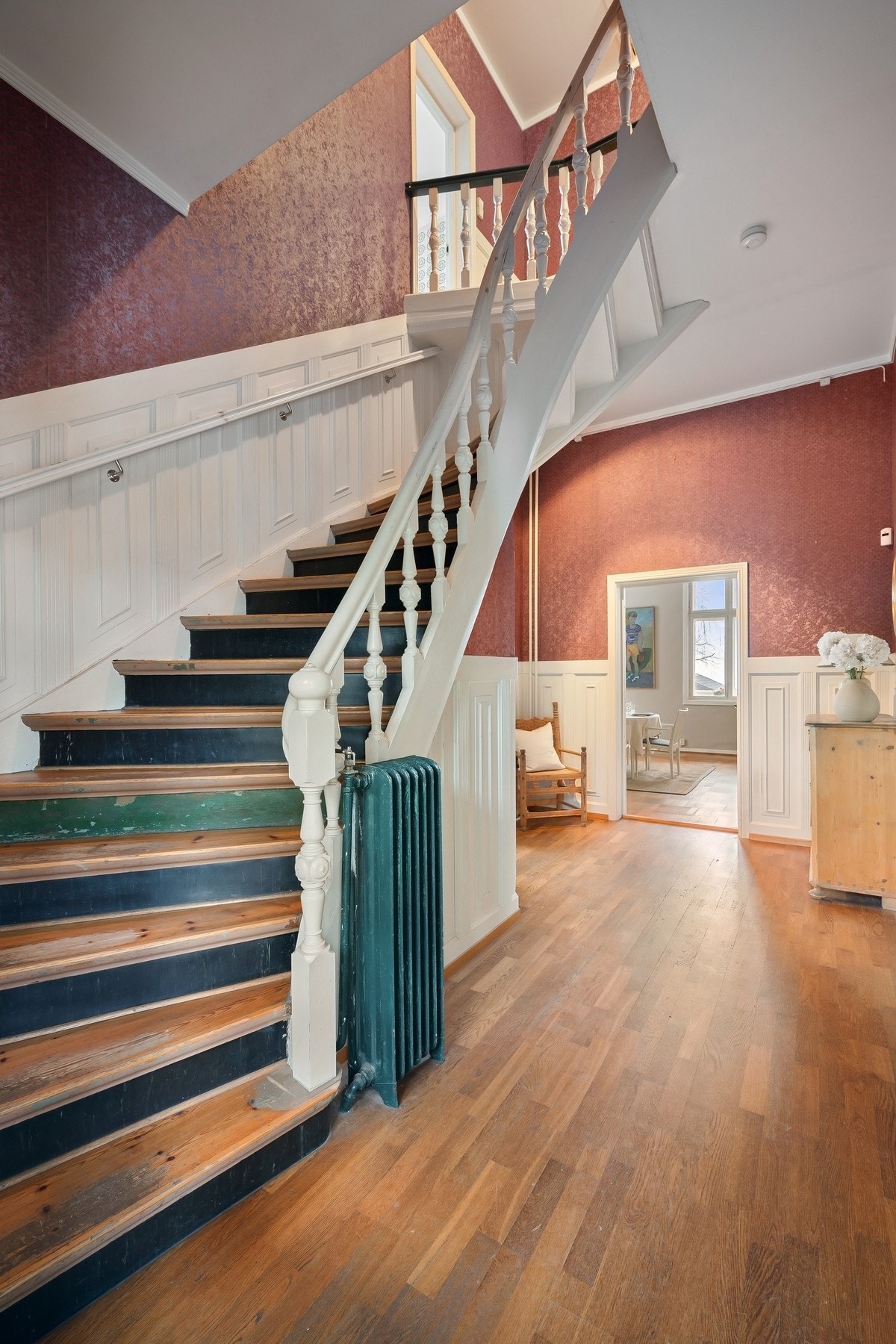 Klassisk og koselig tretrapp, fra hovedplan til boligens annen-etasje. Galleribilde