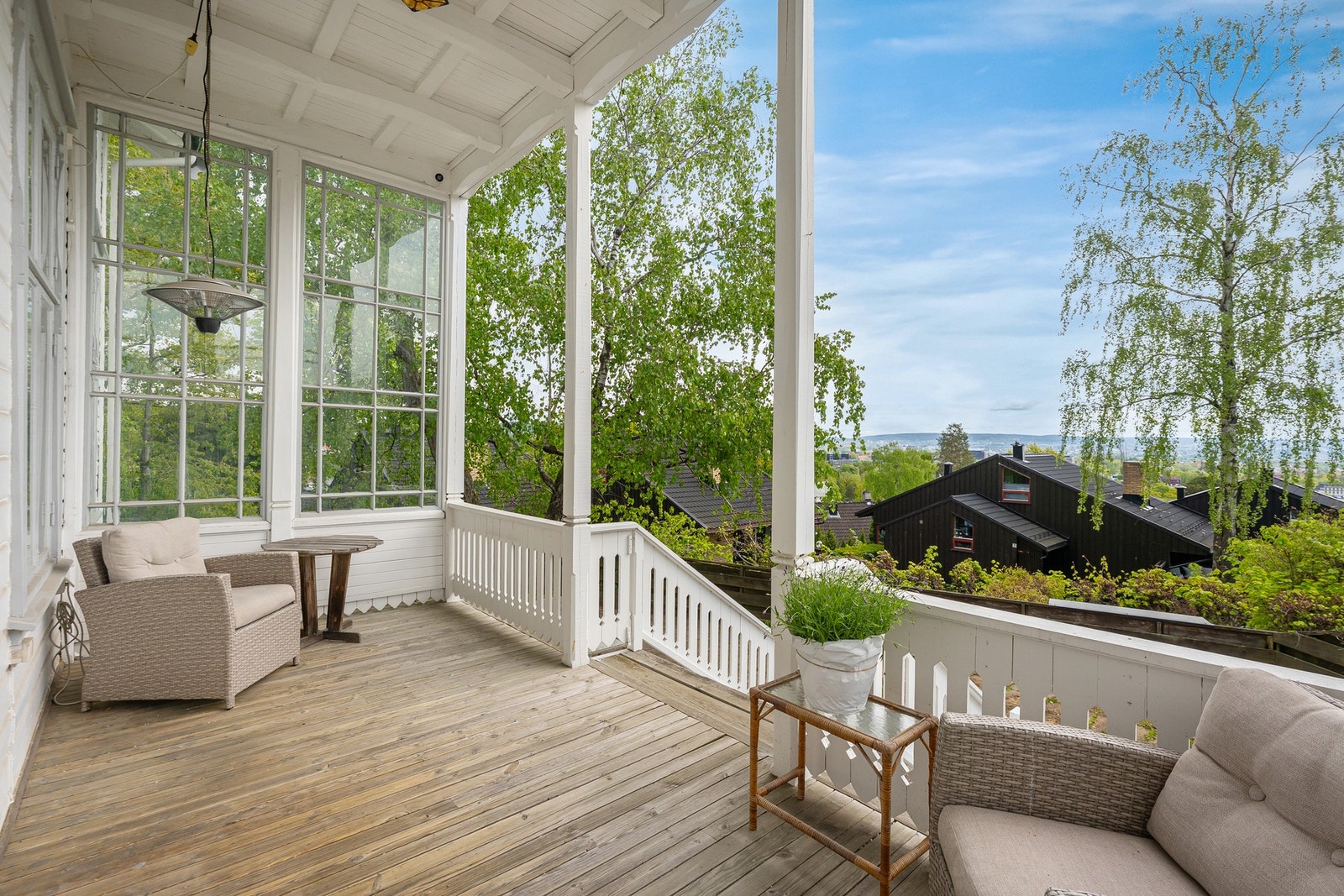 Dette er en eiendom for den som ser muligheter - enten man ønsker å videreutvikle en staselig villa med historisk preg, eller utforske eiendommens utviklingspotensial. Galleribilde