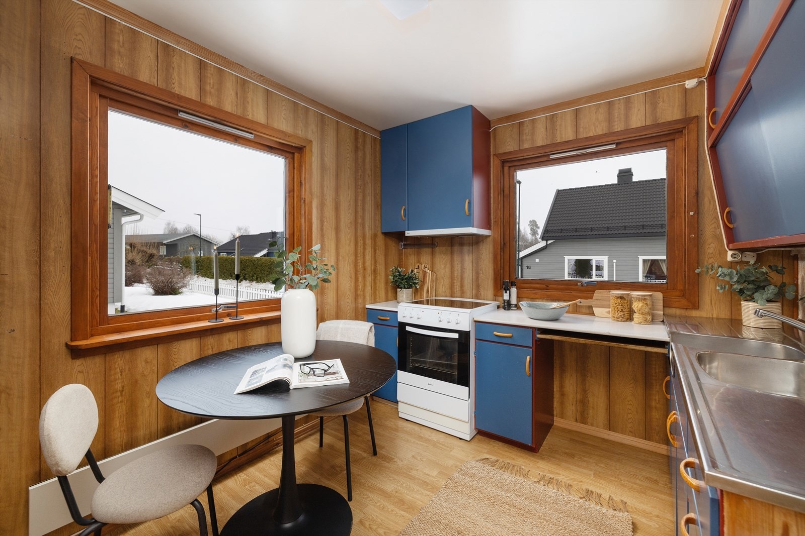 Kjøkkenet har en nyere ventilator med avtrekk ført ut. Galleribilde