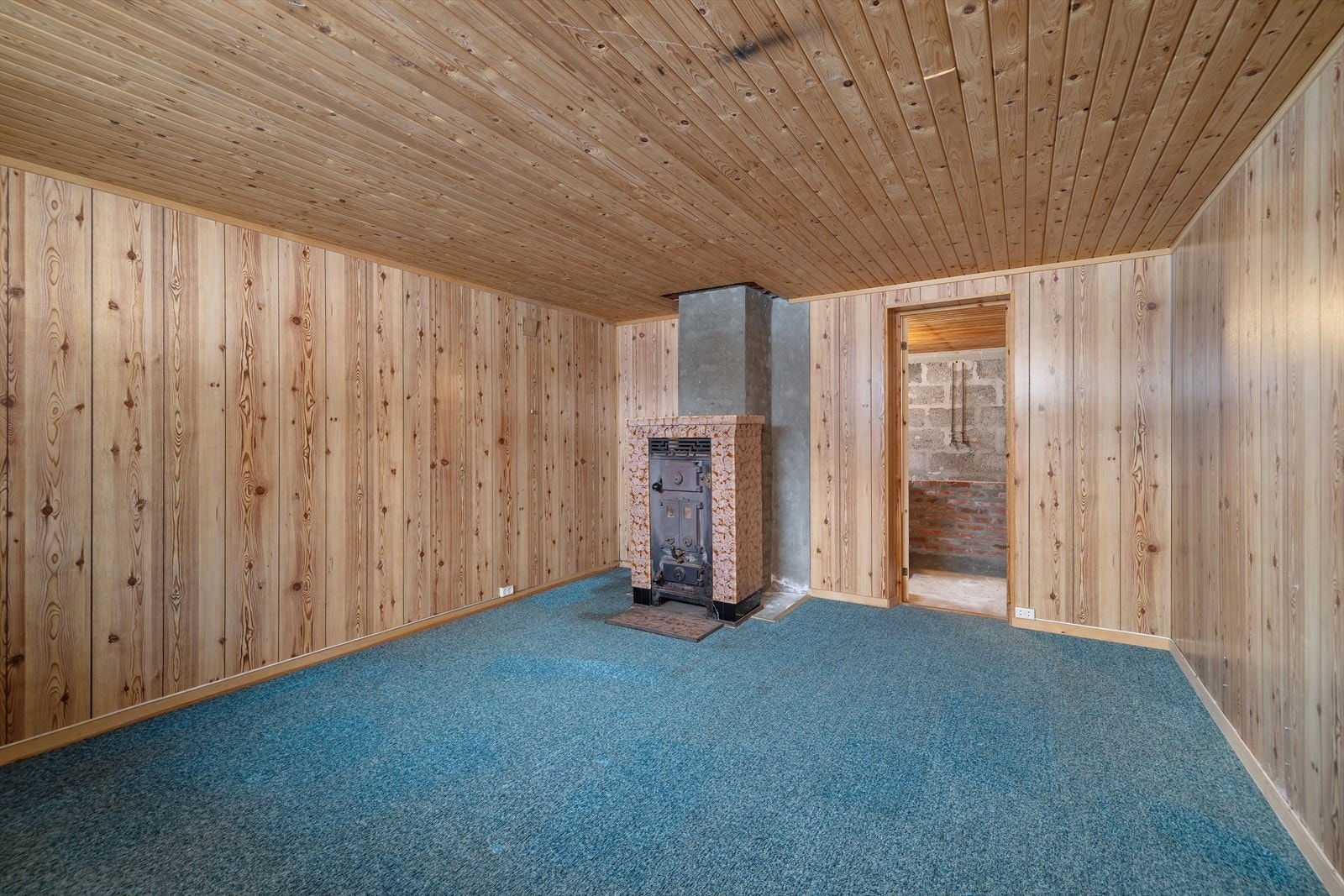 Innredet rom i kjelleren med trepanel på vegger. Rommet er definert som tilleggsdel. Galleribilde
