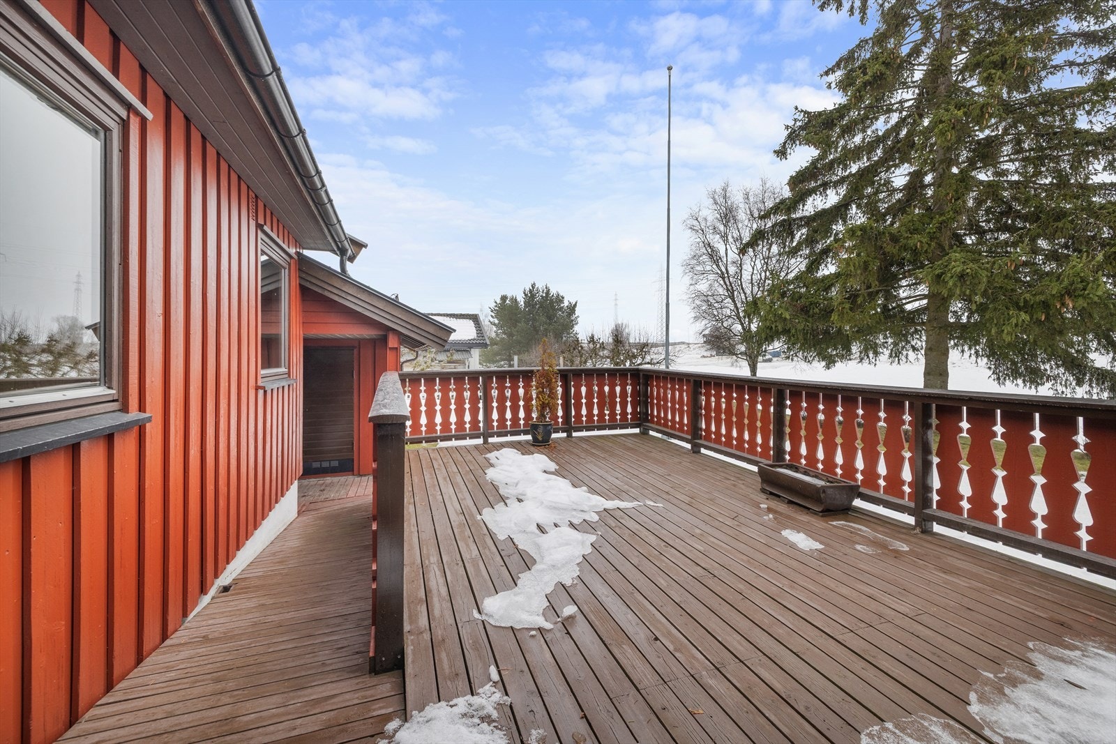 Terrassen er utført i trekonstruksjon og gir en fin forlengelse av stuen. Galleribilde