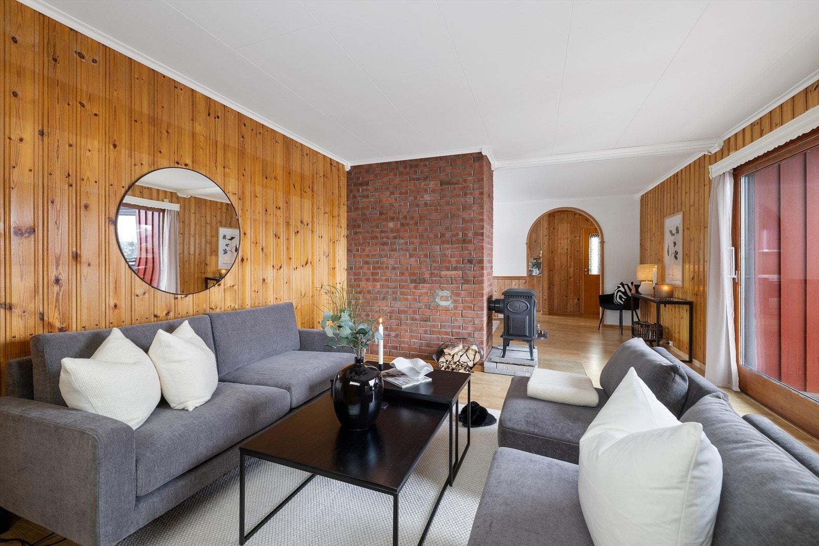 Den sentralt plasserte mursteinspipen har en vedovn med nytt røykrør fra 2024. Galleribilde