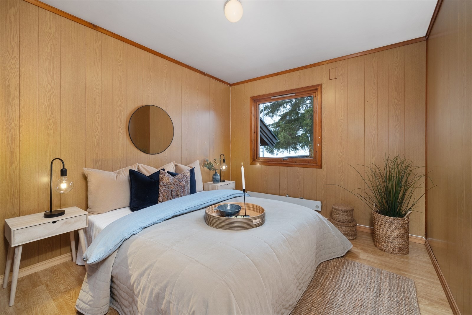 Boligen har totalt tre soverom i hovedetasjen. Galleribilde