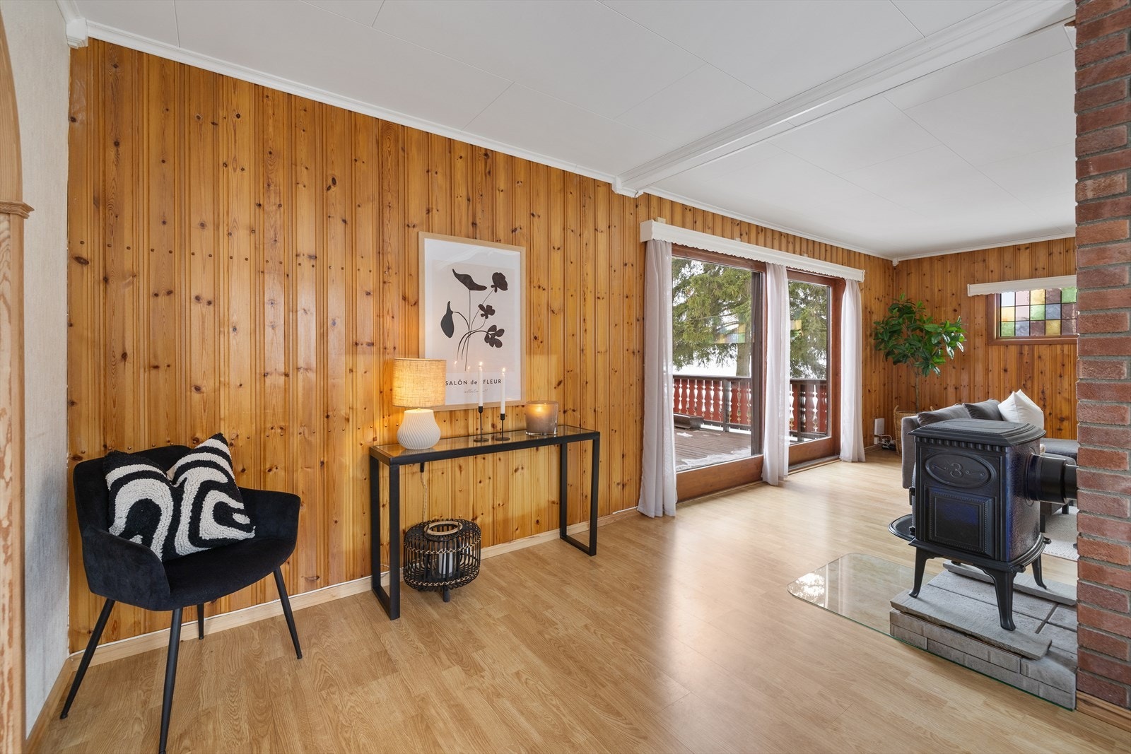 Et dekorativt blyglassvindu gir rommet særpreg. Galleribilde