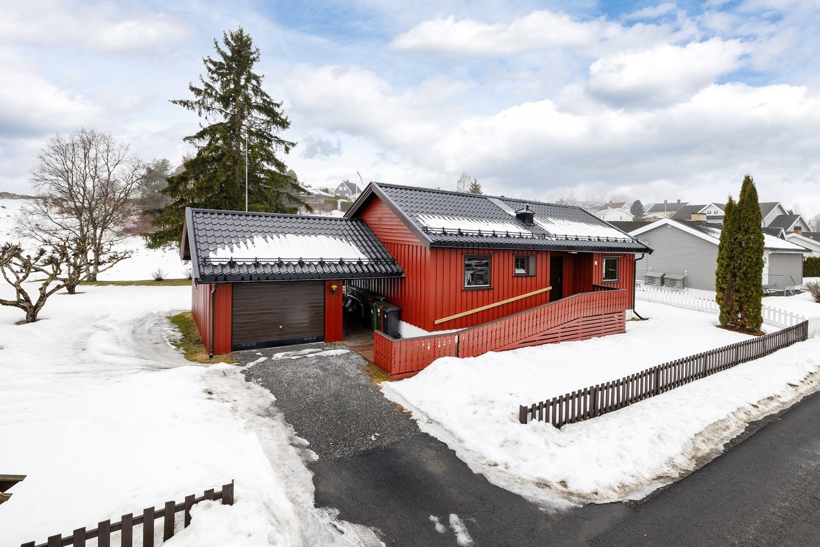 Eiendommen har en fin beliggenhet i et etablert og rolig boligområde. Galleribilde