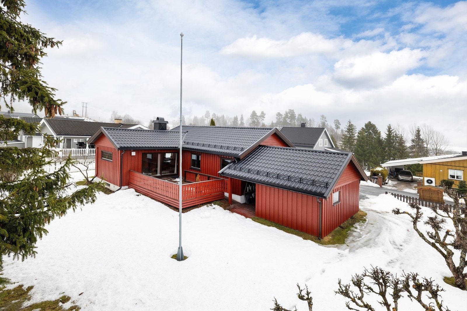 Enebolig med tilbygget garasje. Taktekkingen ble fornyet i 2023. Galleribilde