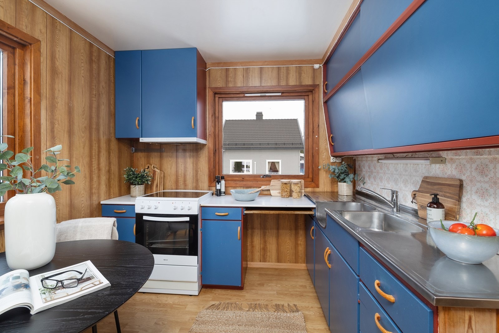 Kjøkkeninnredningen har glatte fronter og benkeplate i laminat. Galleribilde