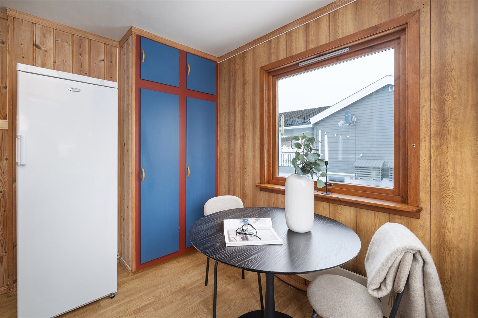 Det er plass til en hyggelig spiseplass ved vinduet. Galleribilde