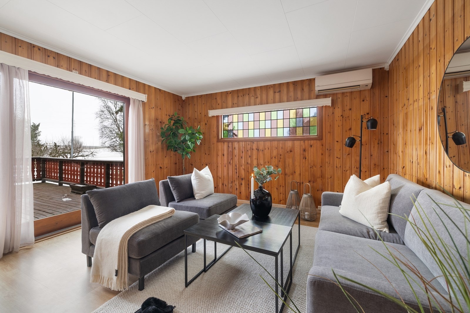 Stuen er et lunt samlingspunkt med direkte utgang til terrassen via skyvedør. Galleribilde