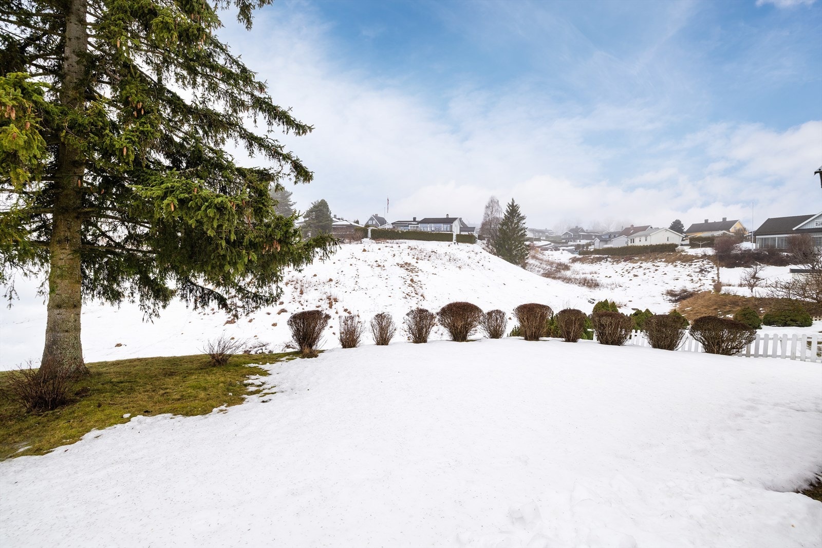 Eiendommen ligger i et plant og opparbeidet terreng med gode muligheter for uteaktiviteter. Galleribilde