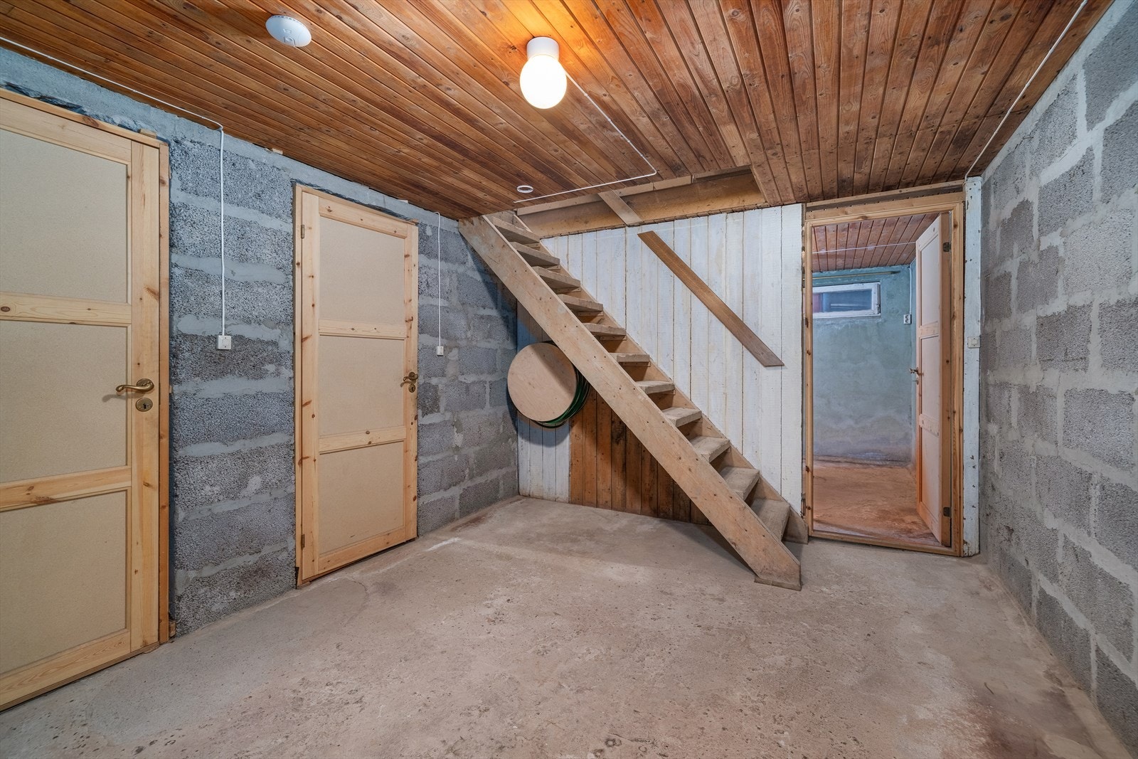 Tretrappen leder ned til kjellerens gang og boder. Galleribilde