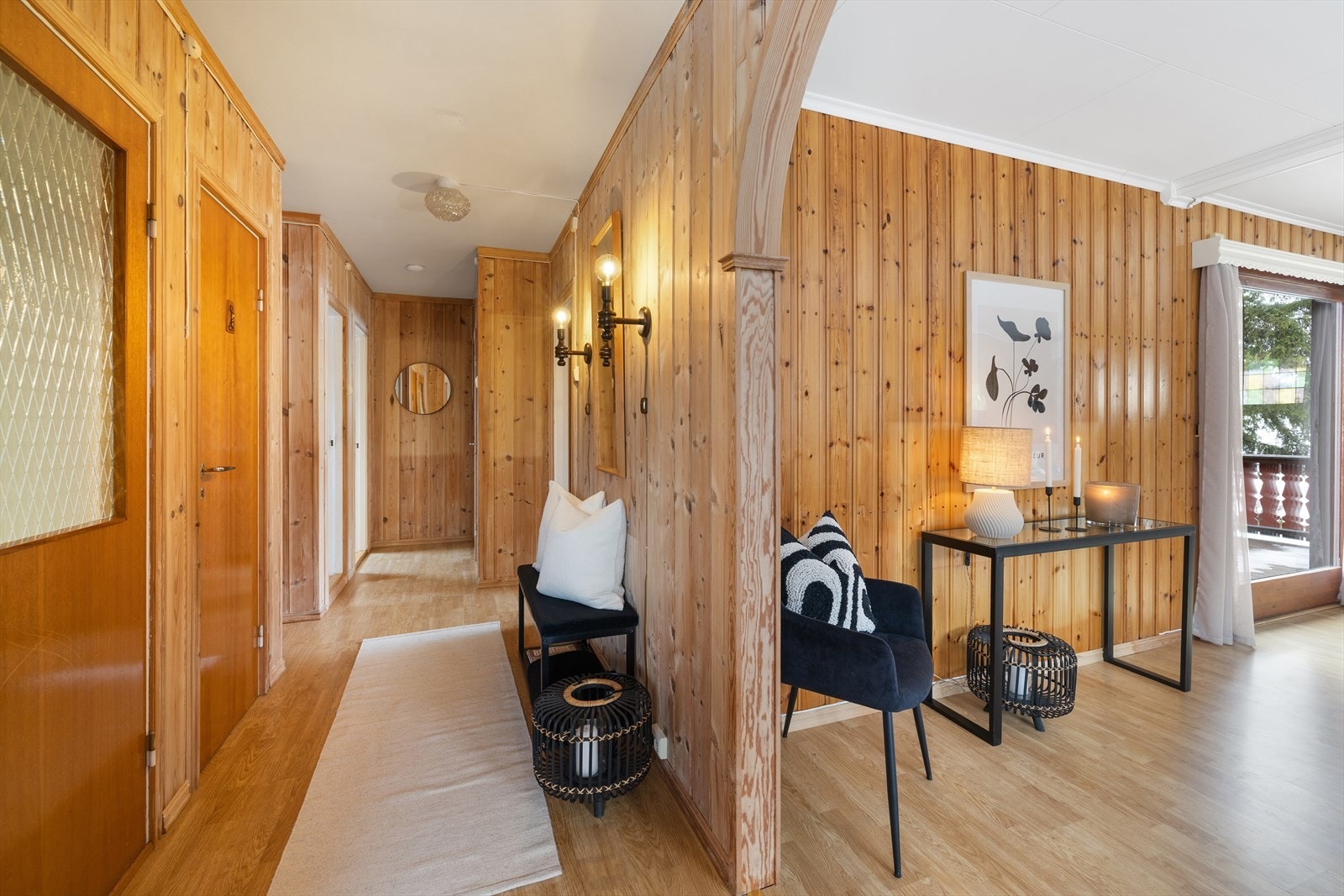 Velkommen inn. Gangen har laminat på gulvet og vegger med trepanel. Galleribilde