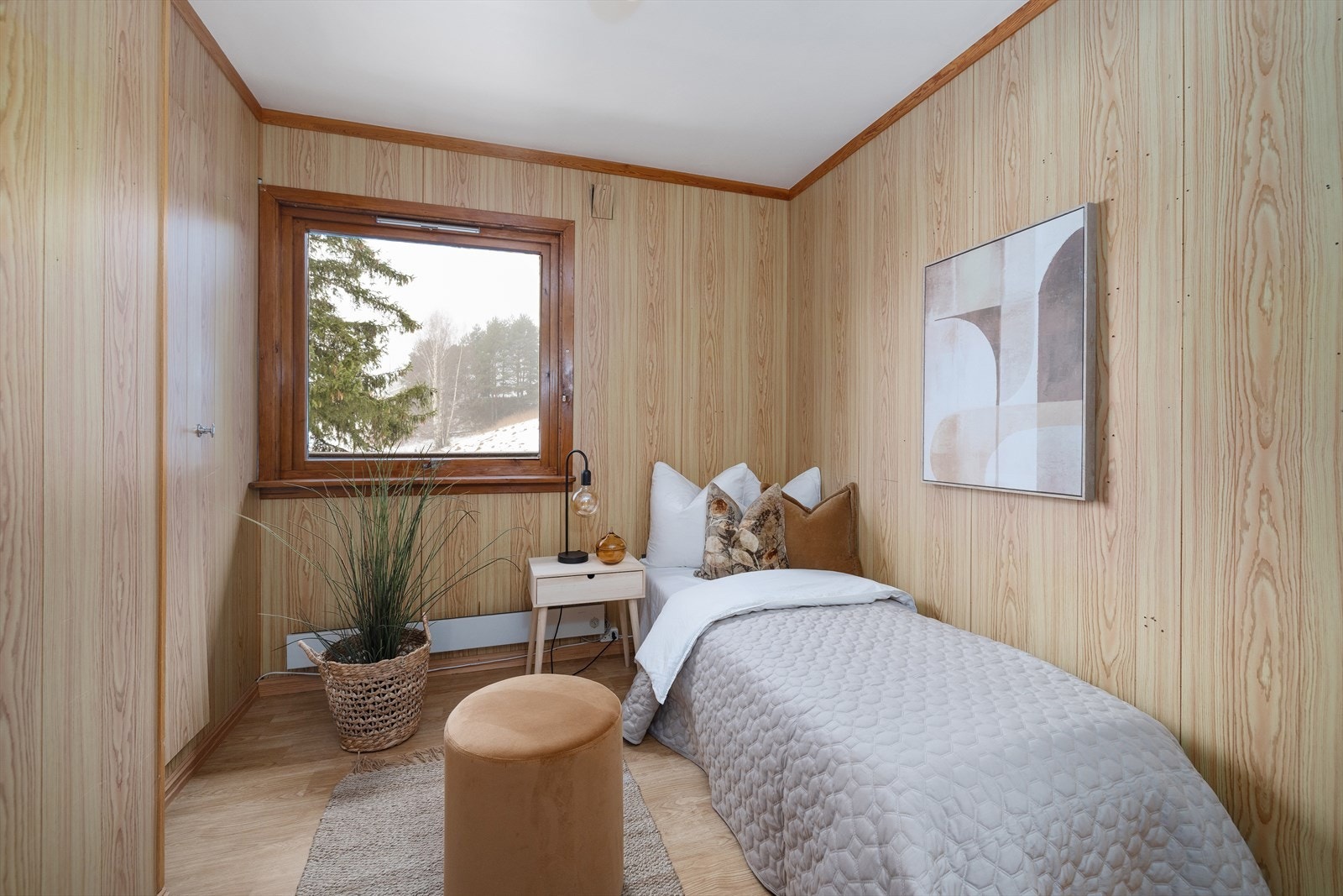 Alle soverommene har laminat på gulv og vegger med panel og tapet. Galleribilde