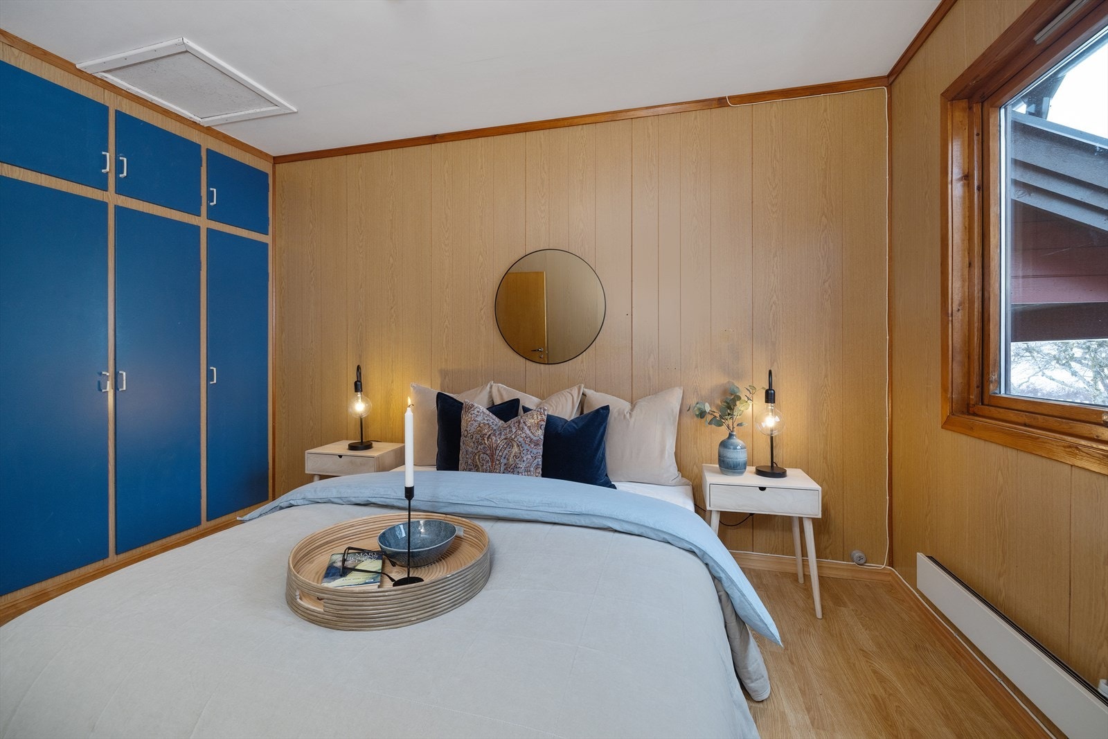 Hovedsoverommet har god plass til dobbeltseng og integrert garderobeløsning. Galleribilde