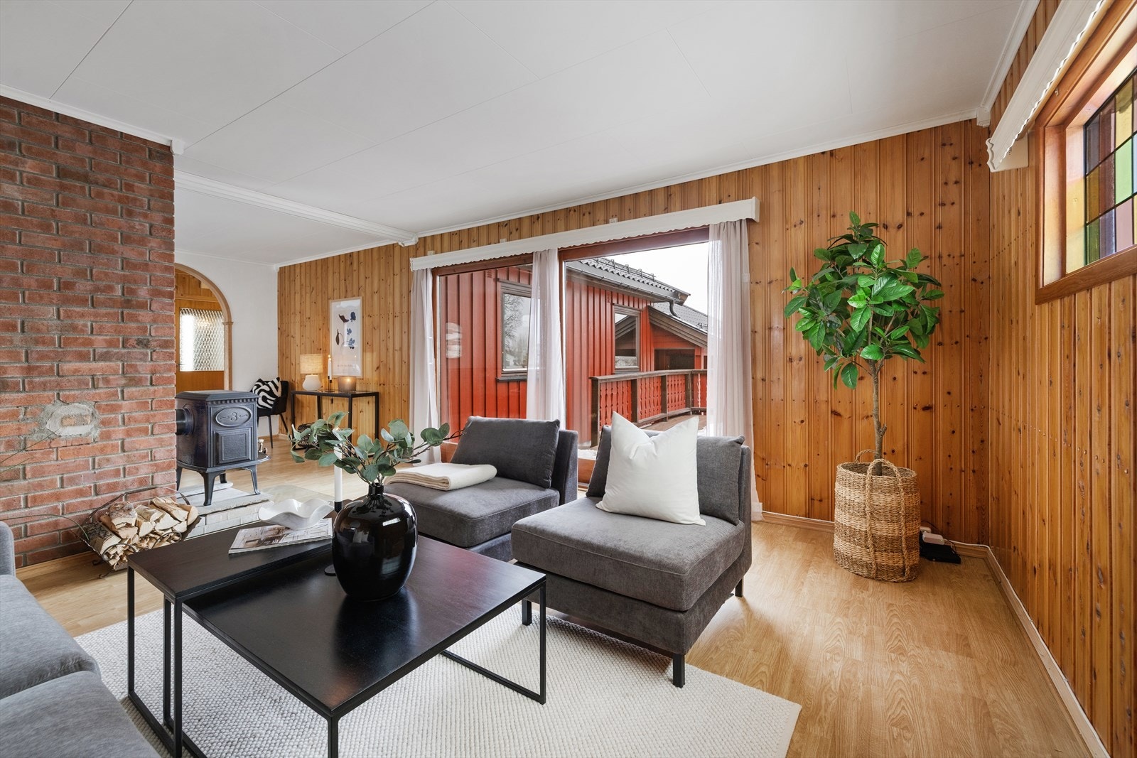 Rommet har god plass til flere sittegrupper og sosialt samvær. Galleribilde