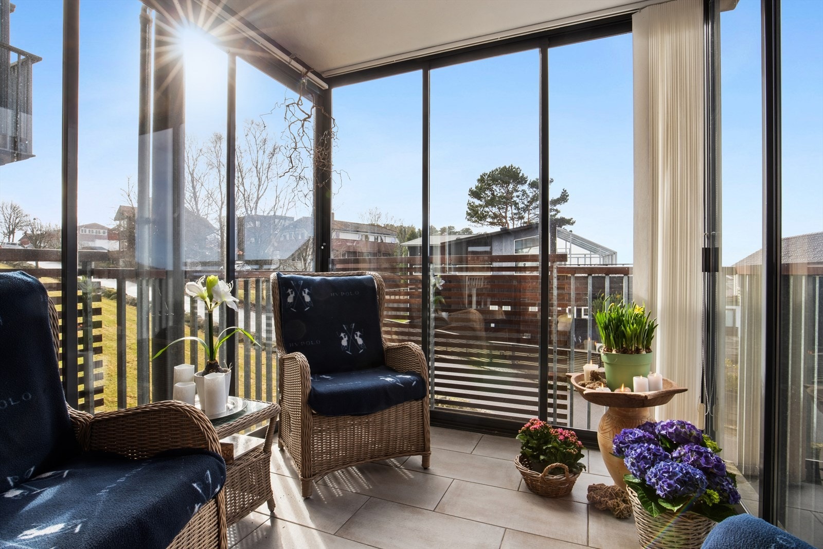 Balkongen er på 9 kvm og har ettermiddag- og kveldssol Galleribilde