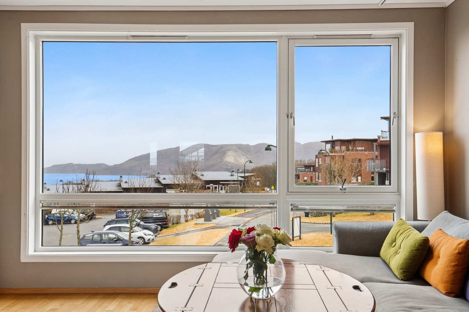 Sofakroken har store vindusflater mot øst med nydelig utsikt Galleribilde