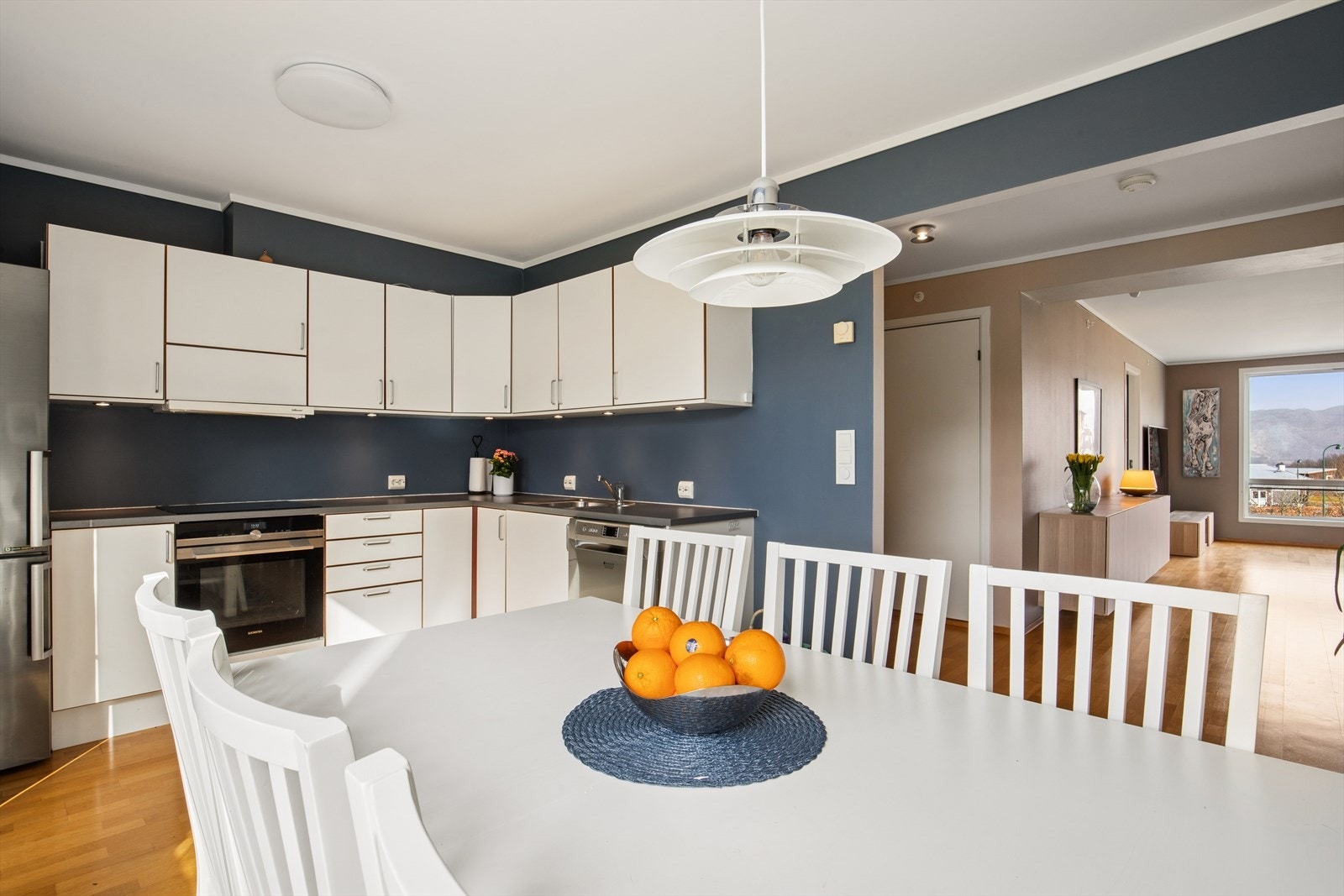 Kjøkkenet har plass til spisebord Galleribilde