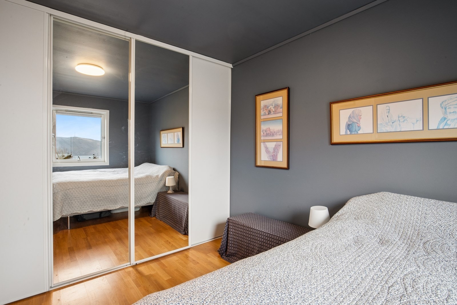 Soverom nr 2 har god skyvedørsgarderobe Galleribilde