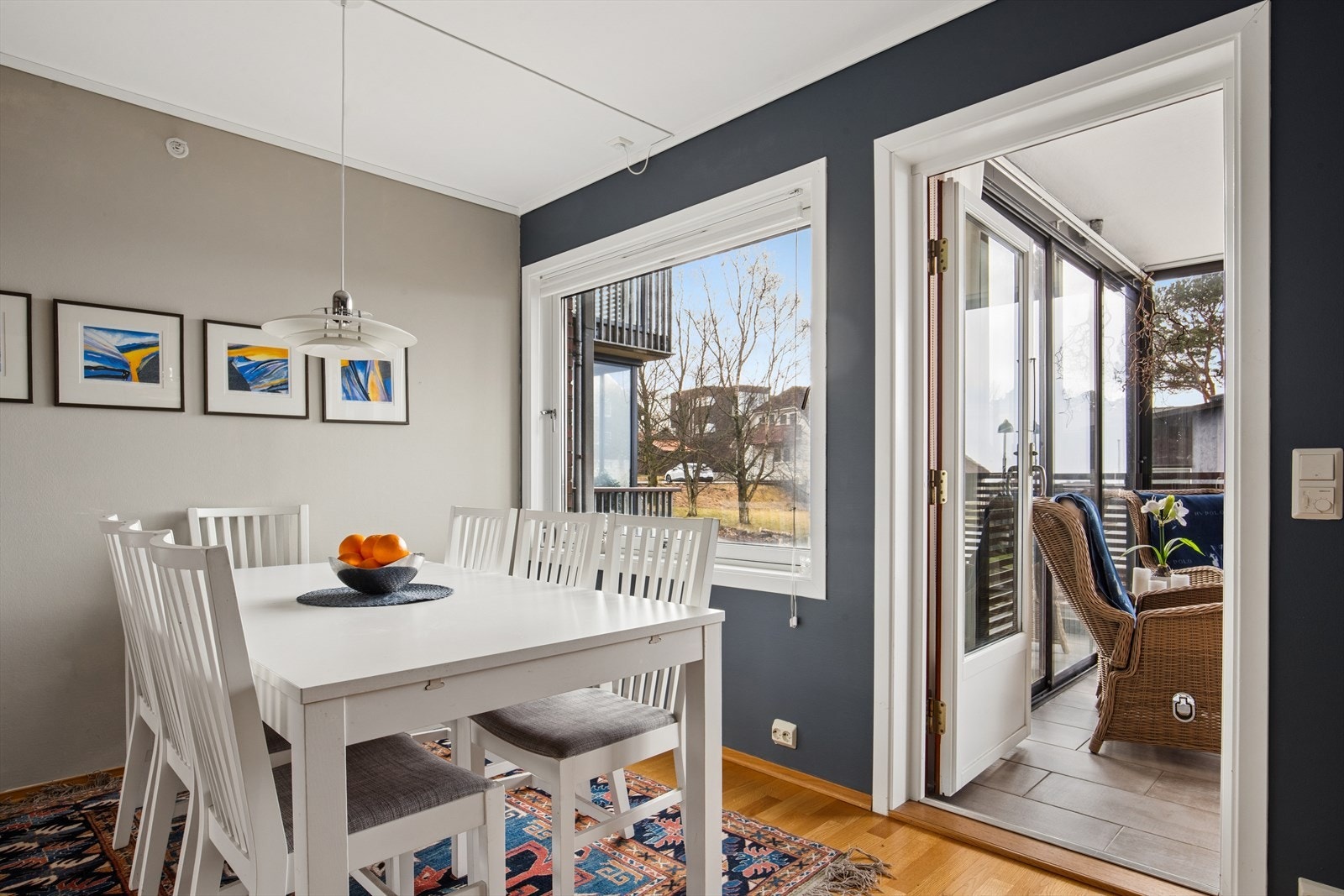 Kjøkkenet har utgang til innglasset balkong Galleribilde