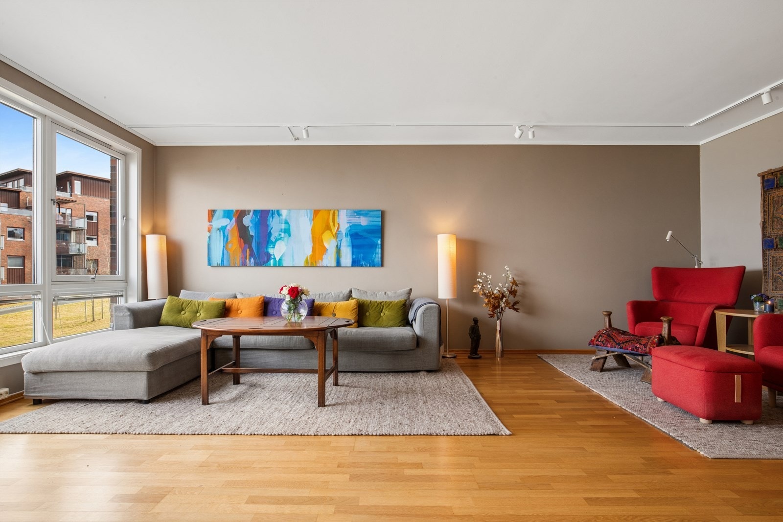 Stuen er romslig med god planløsning Galleribilde