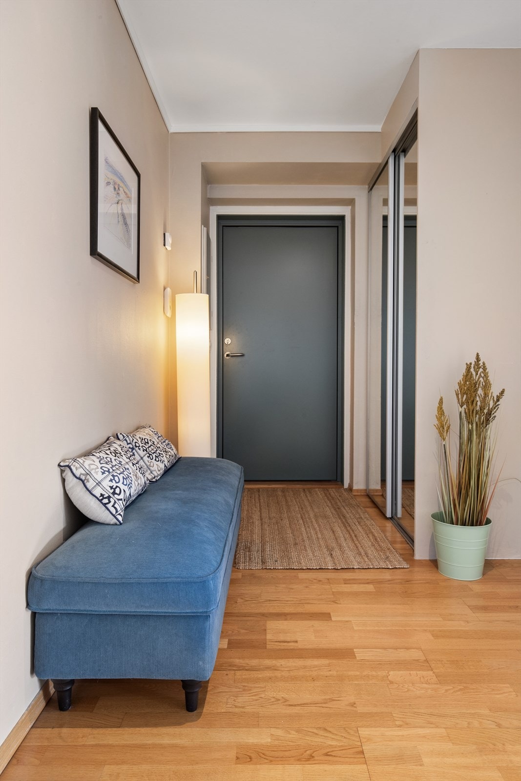 Entrè har praktisk skyvedørsgarderobe Galleribilde