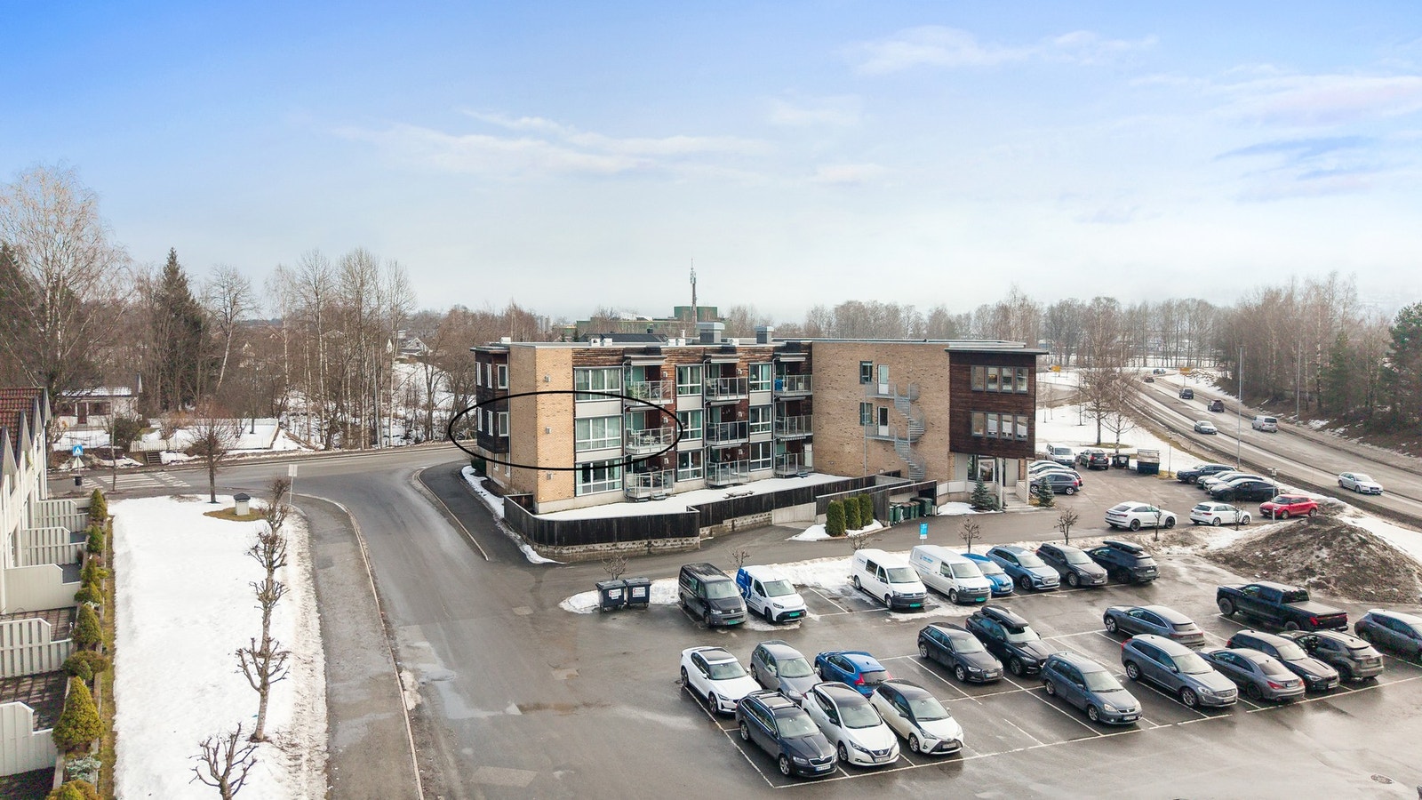 Sentral beliggenhet med tøffelavstand til dagligvare, treningssenter og kort vei til togstasjon og kjøpesenter Galleribilde