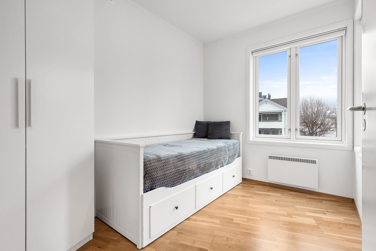 Soverom 3 med garderobeskap og parkett på gulv Galleribilde