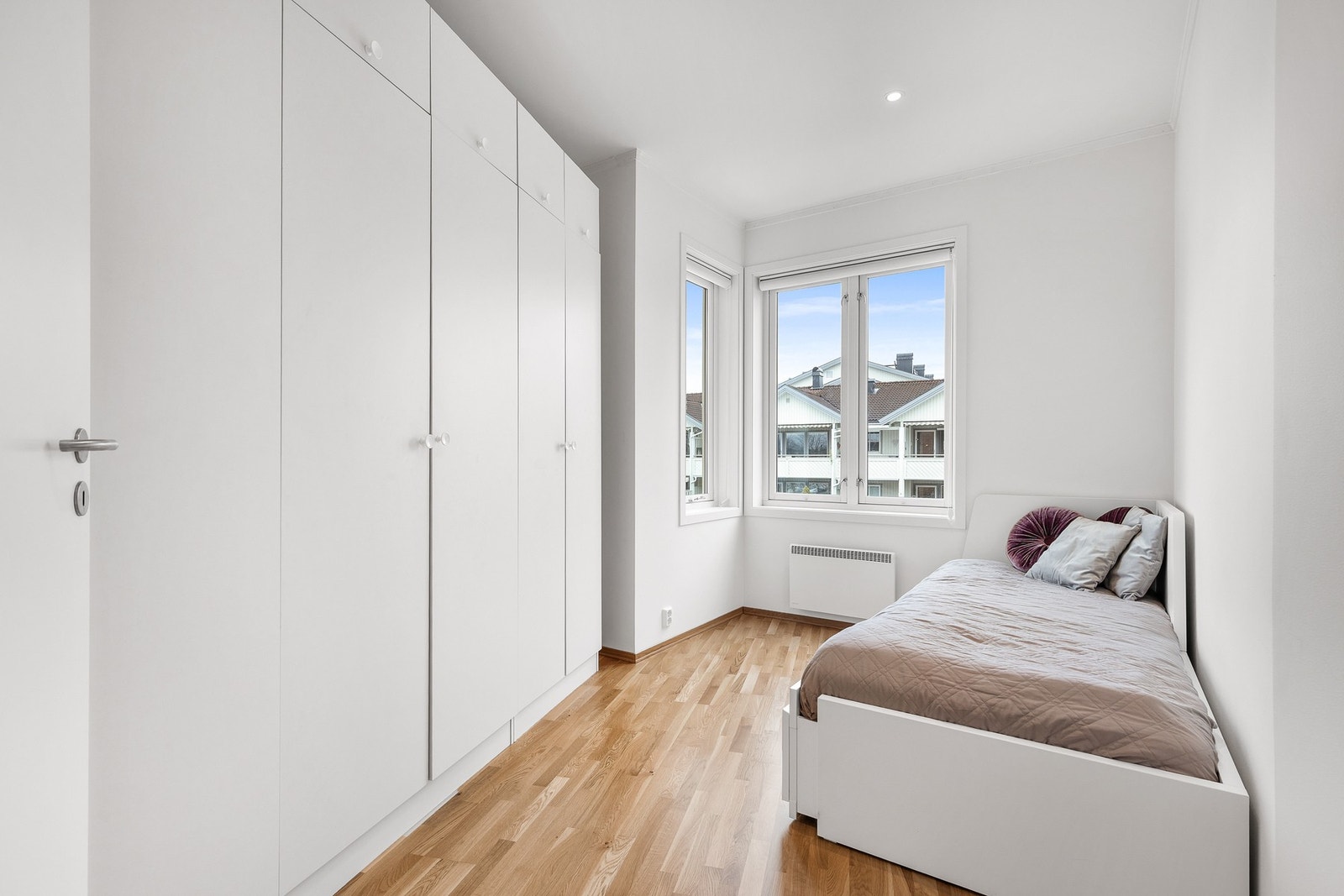 Soverom 2 med romslig garderobe og parkett på gulv Galleribilde