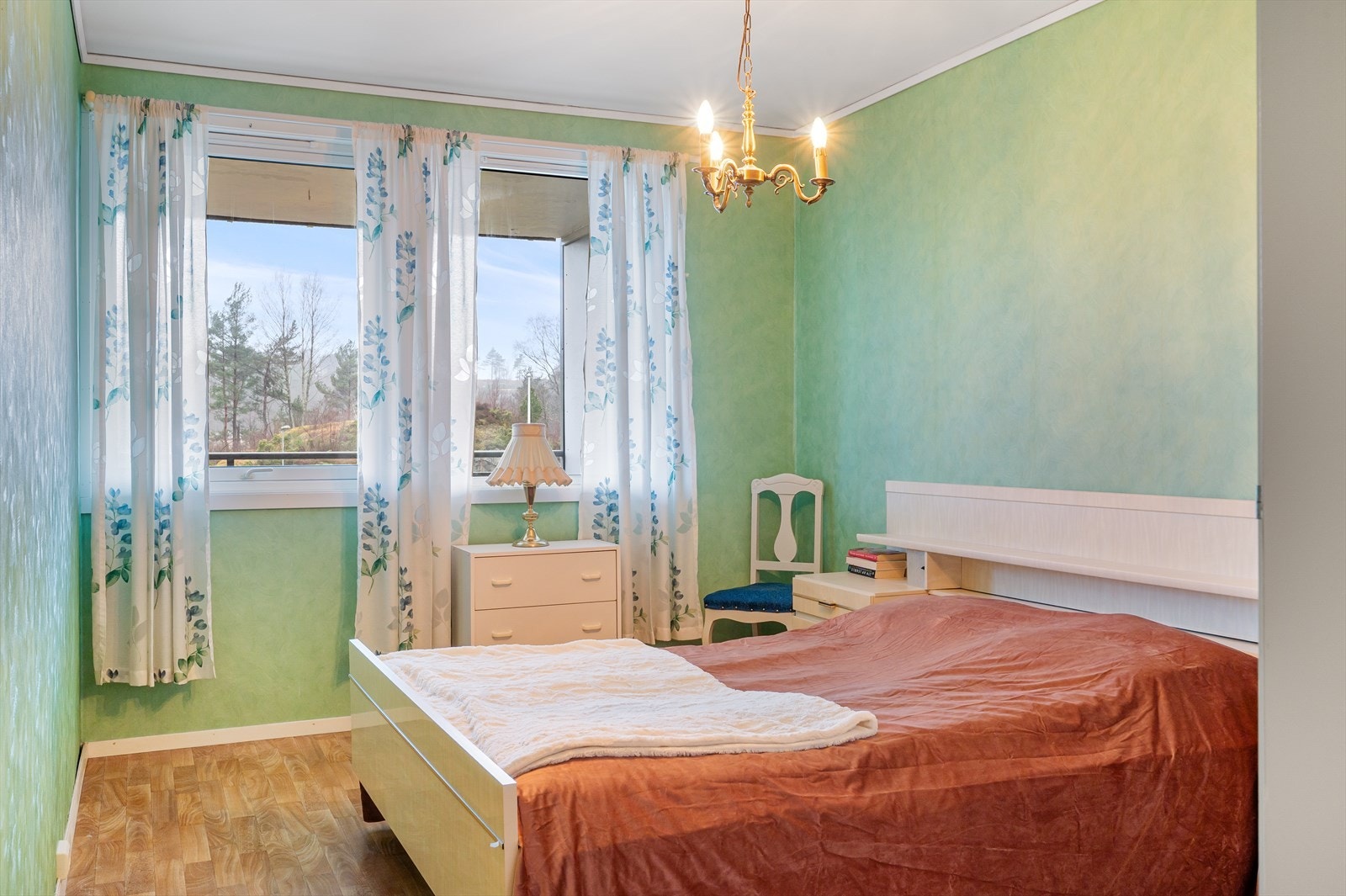 Romslig soverom med plass til dobbeltseng og garderobeløsning. Galleribilde