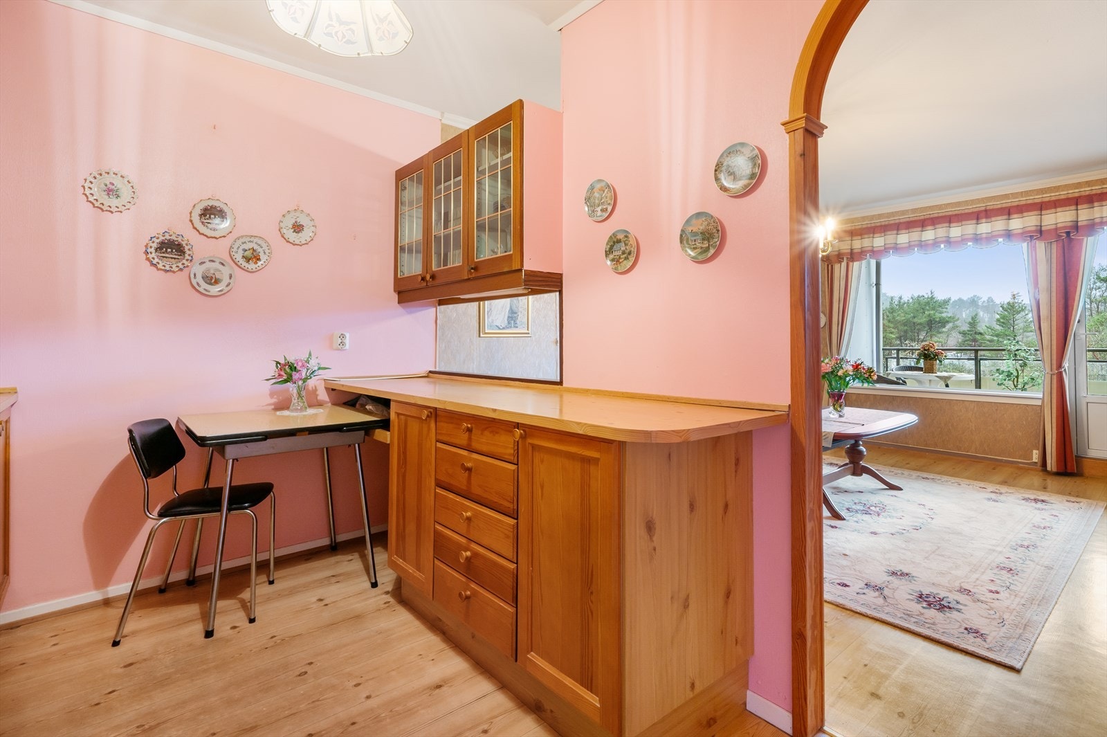 Kjøkkenet har en delvis åpen løsning mot stuen. Galleribilde