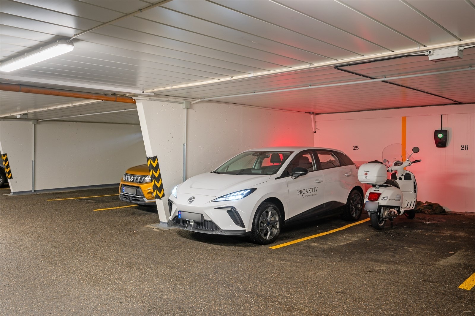 Leiligheten disponerer fast parkeringsplass i felles garasjeanlegg. Mulighet for etablering av elbillader. Galleribilde