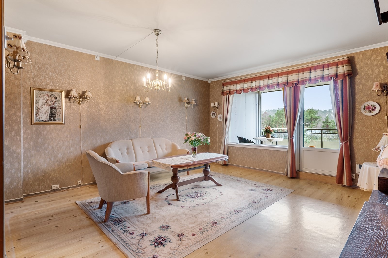 Lys og romslig stue med gode møbleringsmuligheter. Galleribilde