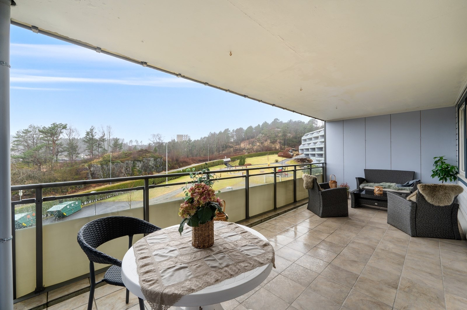 En stor uteplass som fungerer som en naturlig forlengelse av stuen i sommerhalvåret. Galleribilde