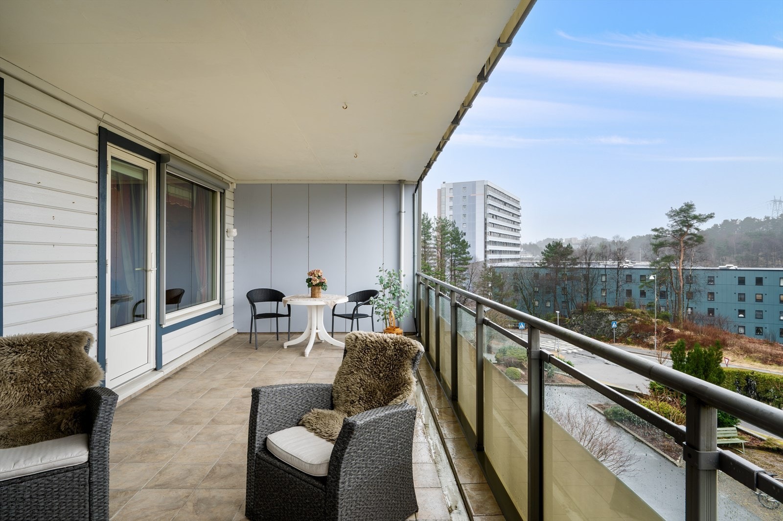 Altanen gir god plass til utemøbler og hyggelige stunder i solen. Galleribilde