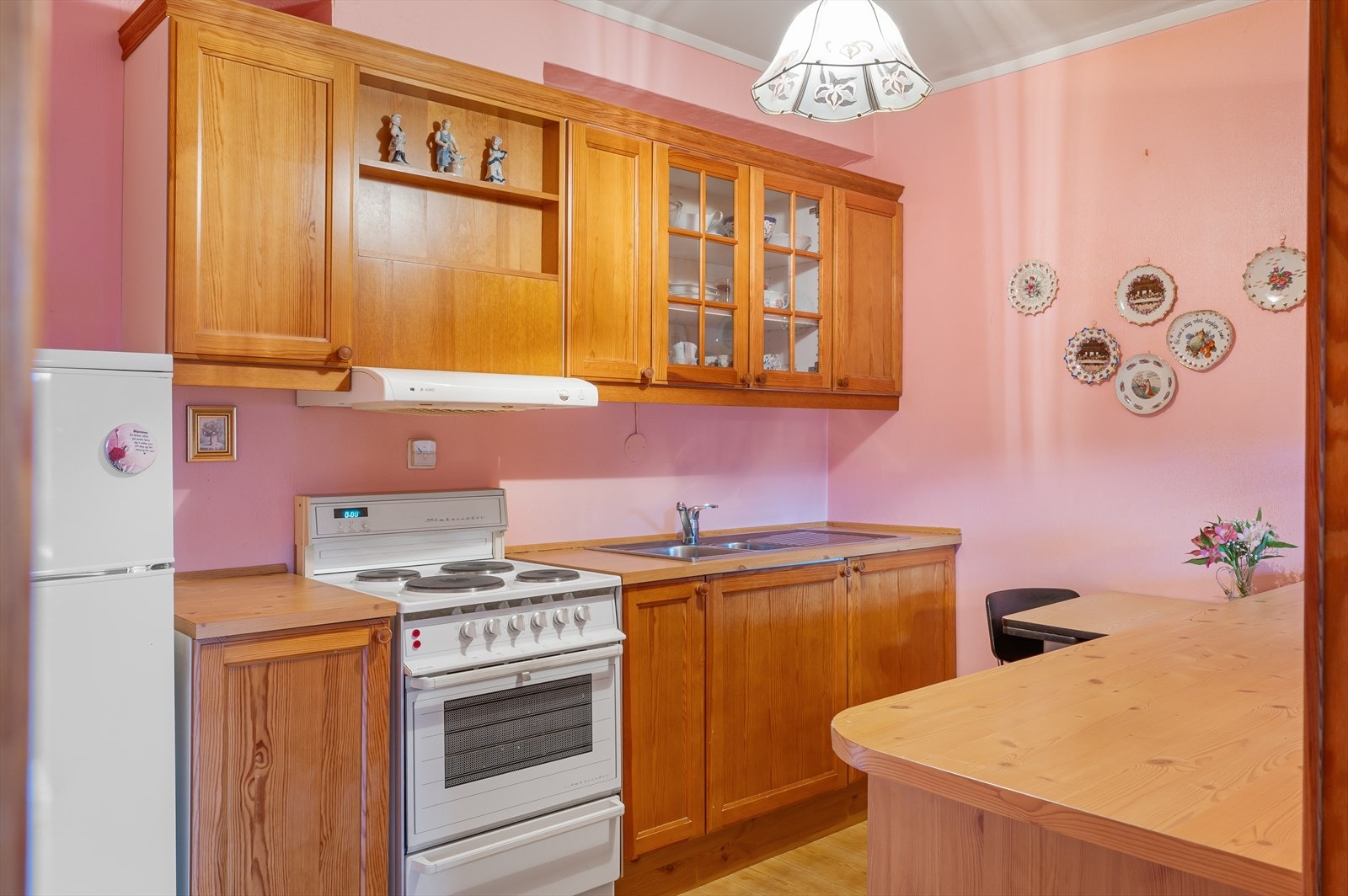 Kjøkkenet har en funksjonell utforming med god skap og benkeplass. Galleribilde