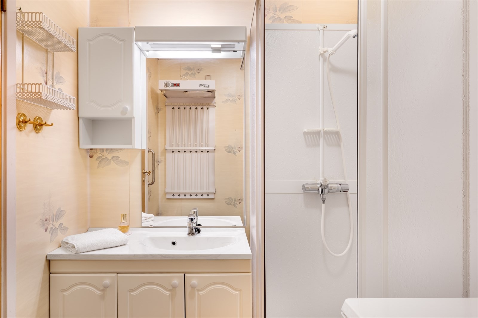 Badet har en praktisk utforming og inneholder servant, toalett og dusjløsning. Galleribilde