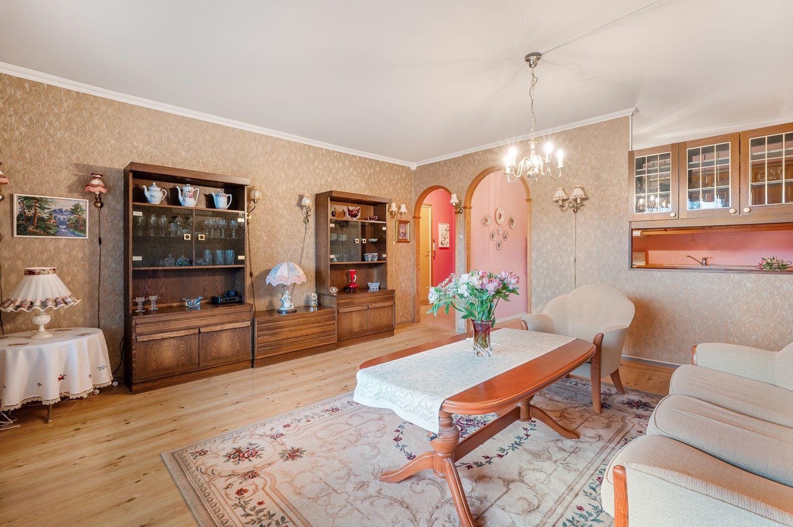 Stuen har god plass til både sofagruppe og spisebord. Galleribilde