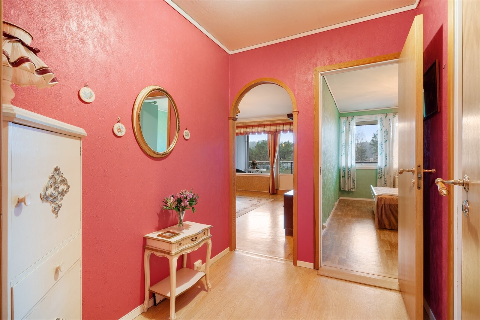 Fra entréen ledes du videre inn i gangen som binder boligens rom sammen. Galleribilde